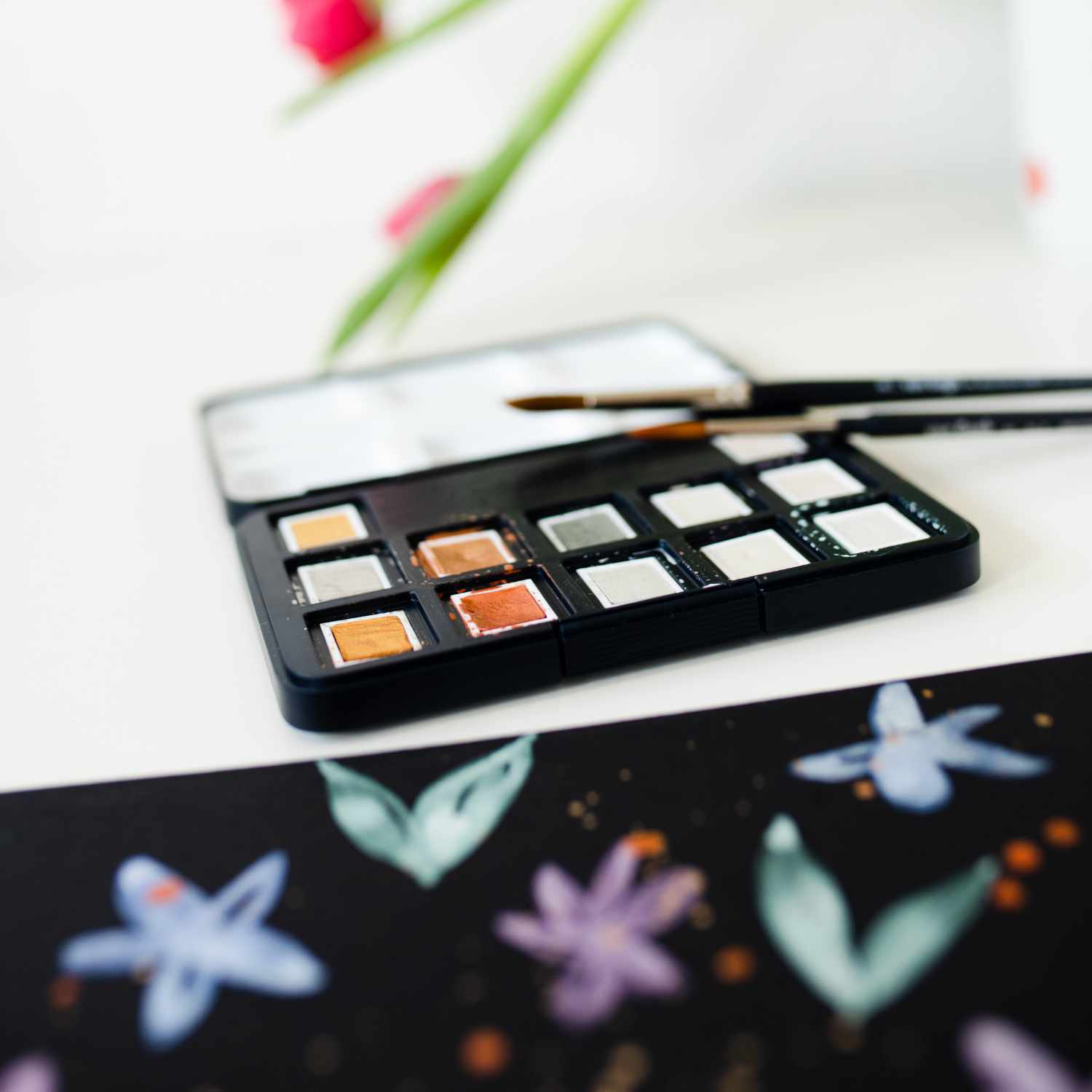 Aquarell Set Metallic Farben 12 Näpfchen mit Pinseln, ideal für kreative Kunstwerke.