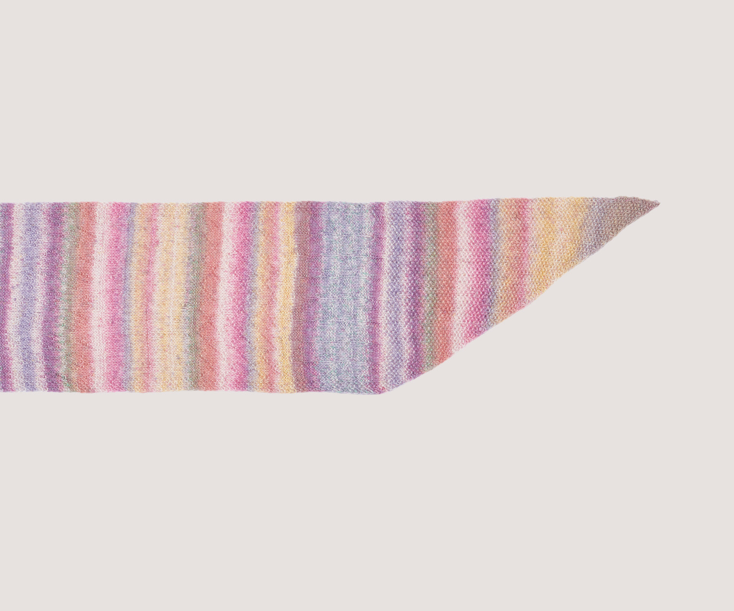 Strickset Tuch Modell 10 zeigt ein pastellfarbenes, gestreiftes Tuch aus Baumwolle und Merino.
