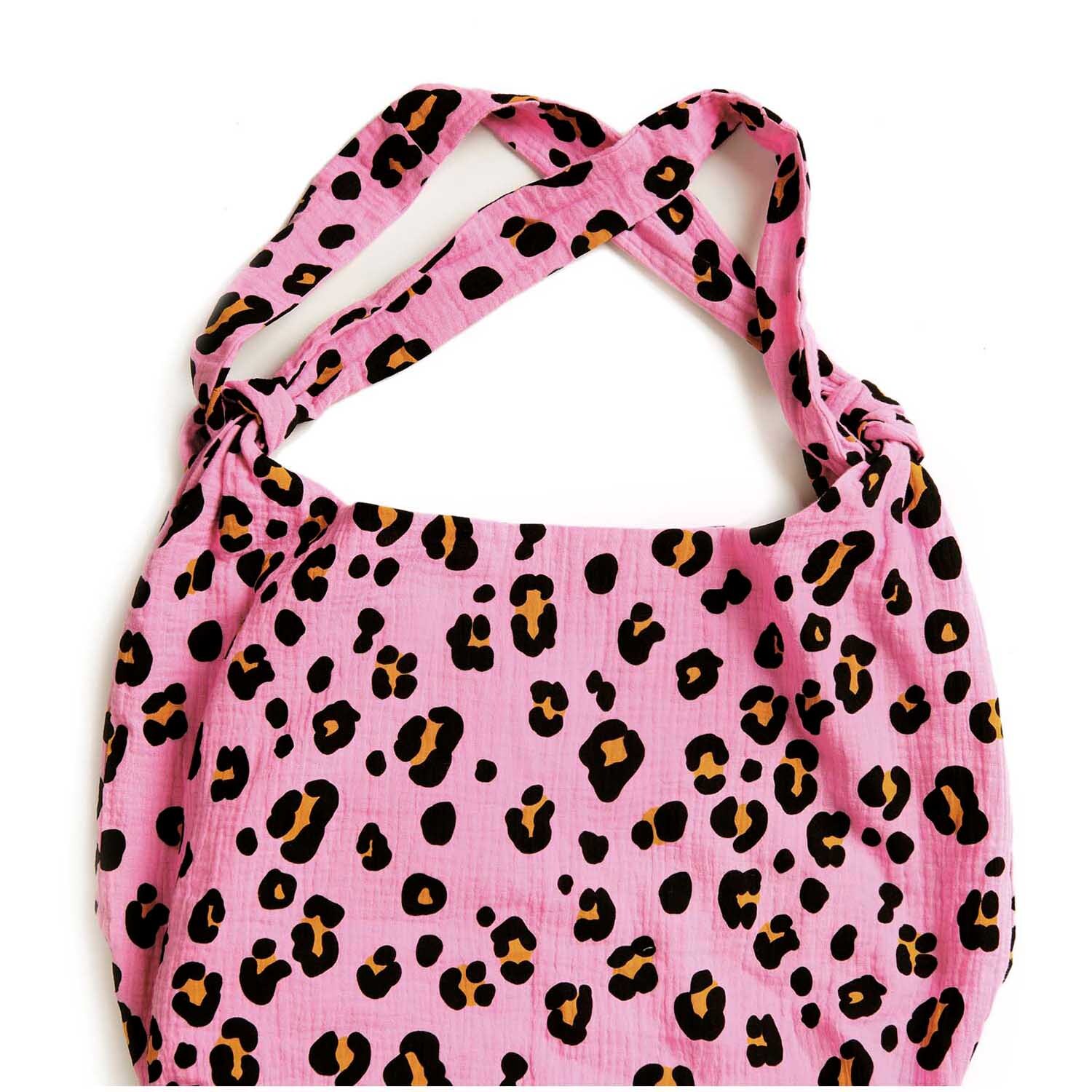 Stoffabschnitt Krinkelmusselin Acid Leo pink 50x130cm: Rosa Stoff mit Leopardenmuster von Rico Design, ideal für kreative Nähprojekte.