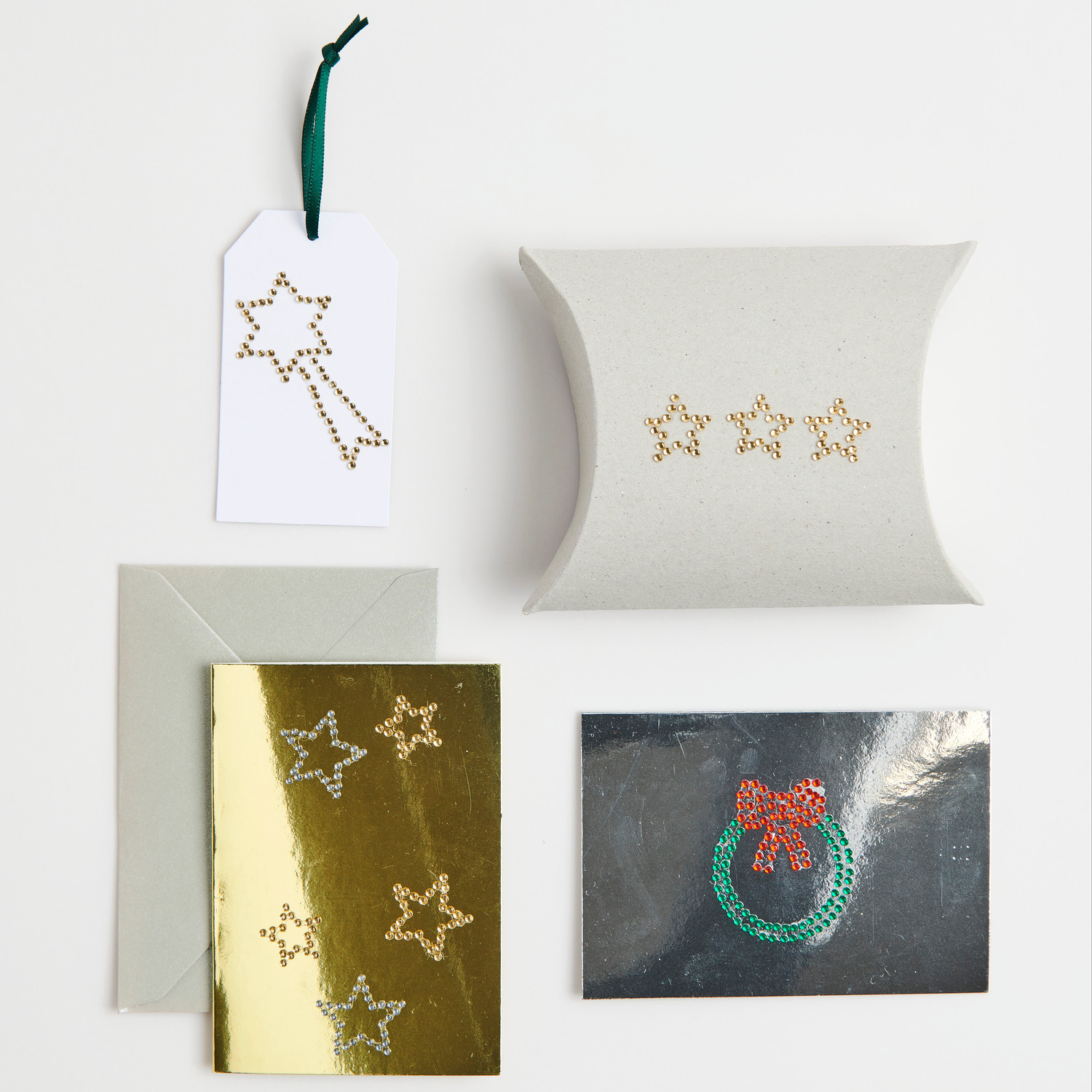 Paper Poetry Strass-Sticker in Form von Sternschnuppen, Sternen und Kränzen, ideal zum Dekorieren. Enthält insgesamt 35 funkelnde Sticker von Rico Design.