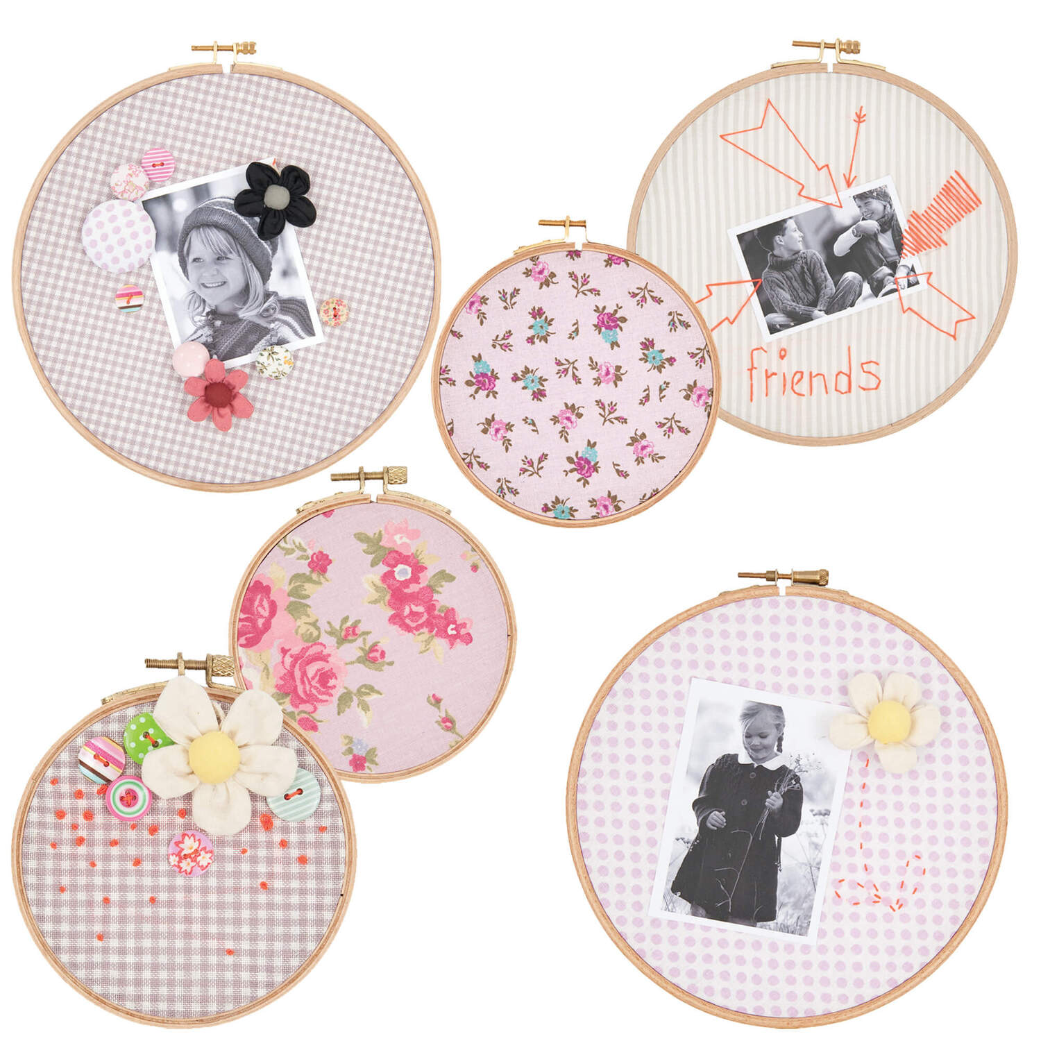 Bastelanleitung Wanddeko mit Stickrahmen: Verschiedene Stickrahmen mit Fotos und Blumenmotiven.