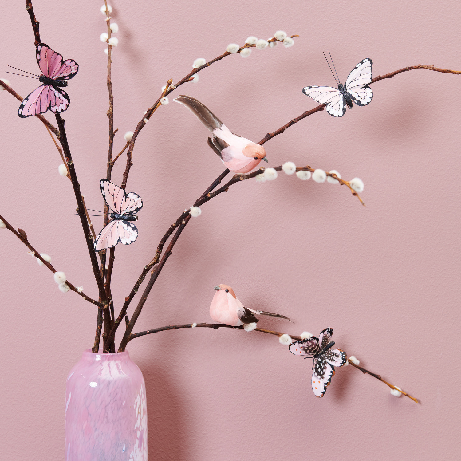 Schmetterling mit Clip Altrosa: Dekorative Schmetterlinge auf Zweigen in einer rosa Vase, ideal für kreative Bastelprojekte.