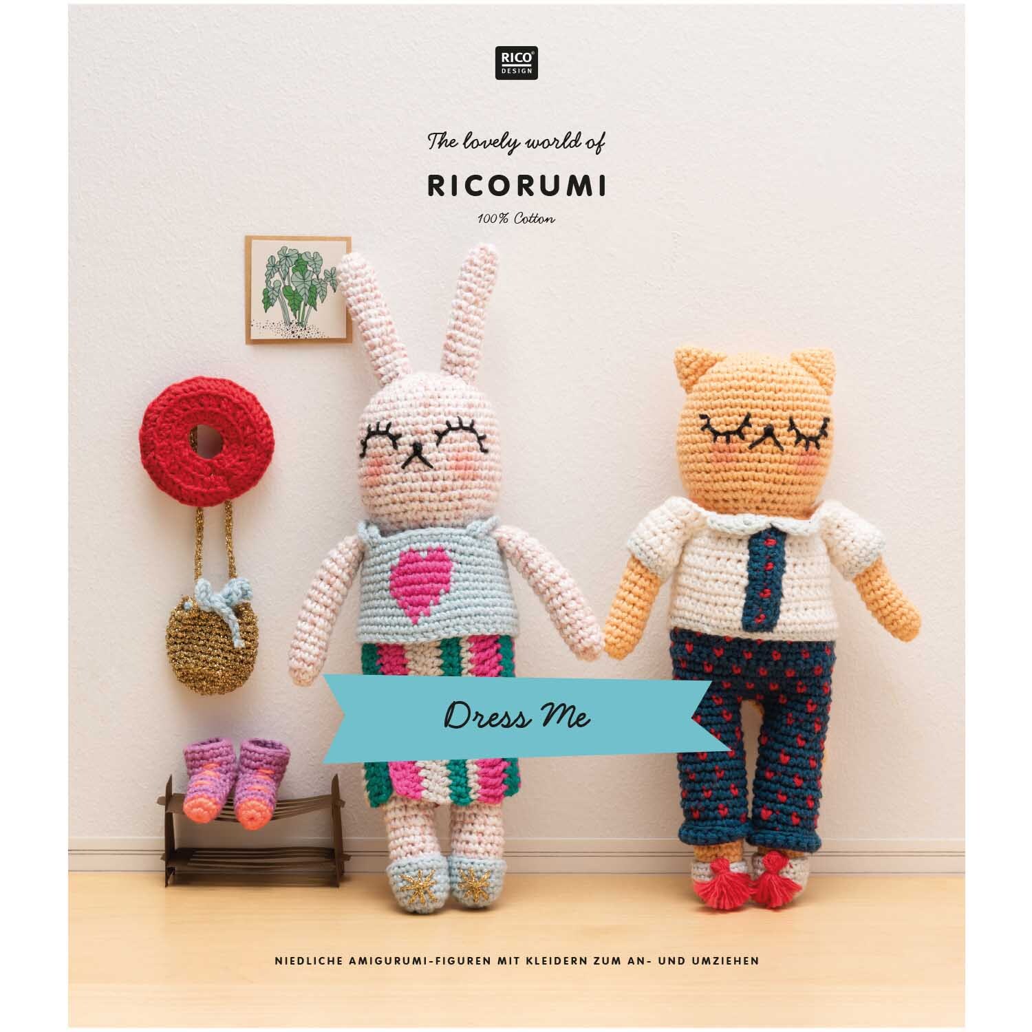 Ricorumi Dress Me deutsch: Zwei gehäkelte Figuren in bunter Kleidung, präsentiert von Rico Design.