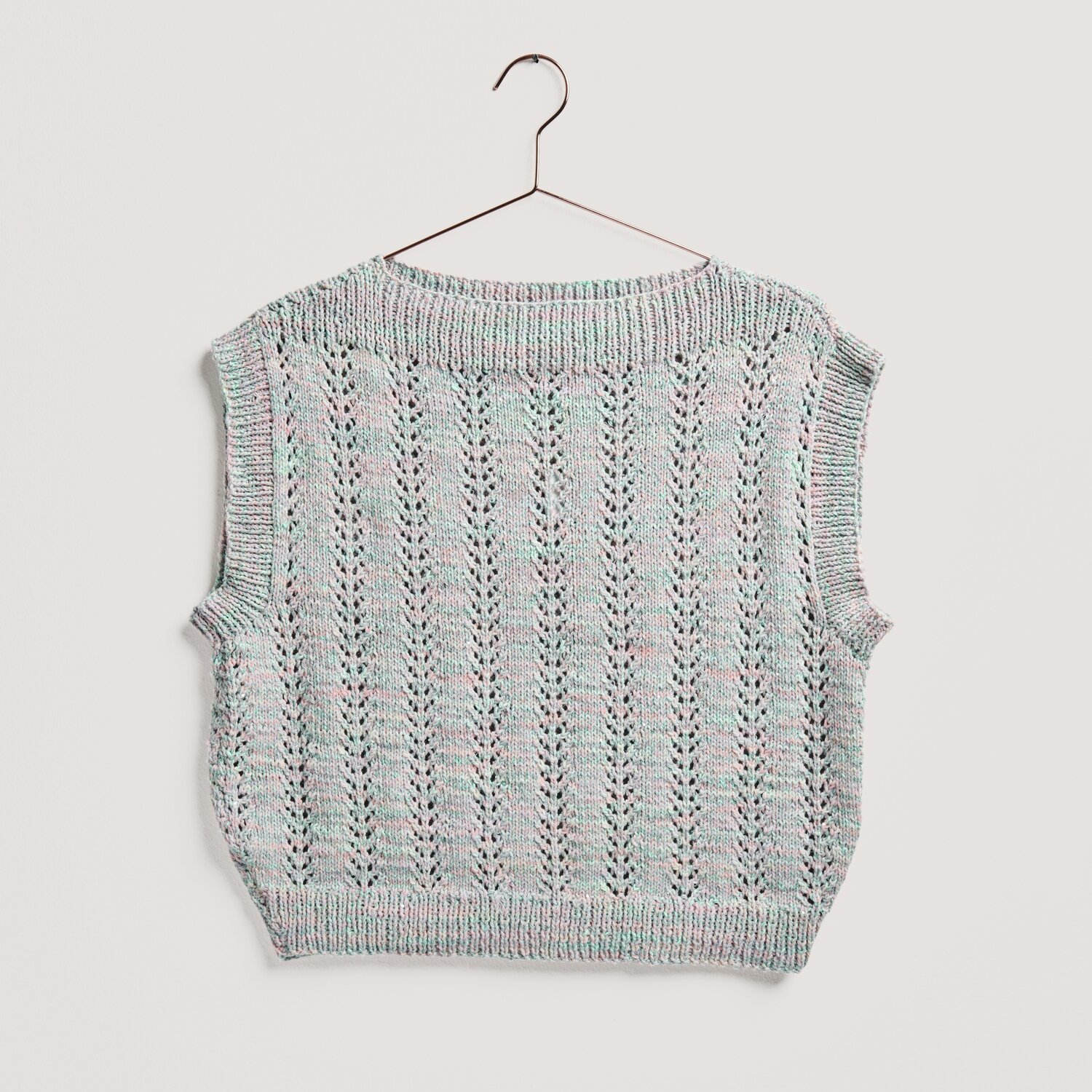 Strickset Top Modell 21 aus Lovewool No. 20: Luftiges, gestricktes Oberteil in Pastelltönen, ideal für Frühling und Sommer.