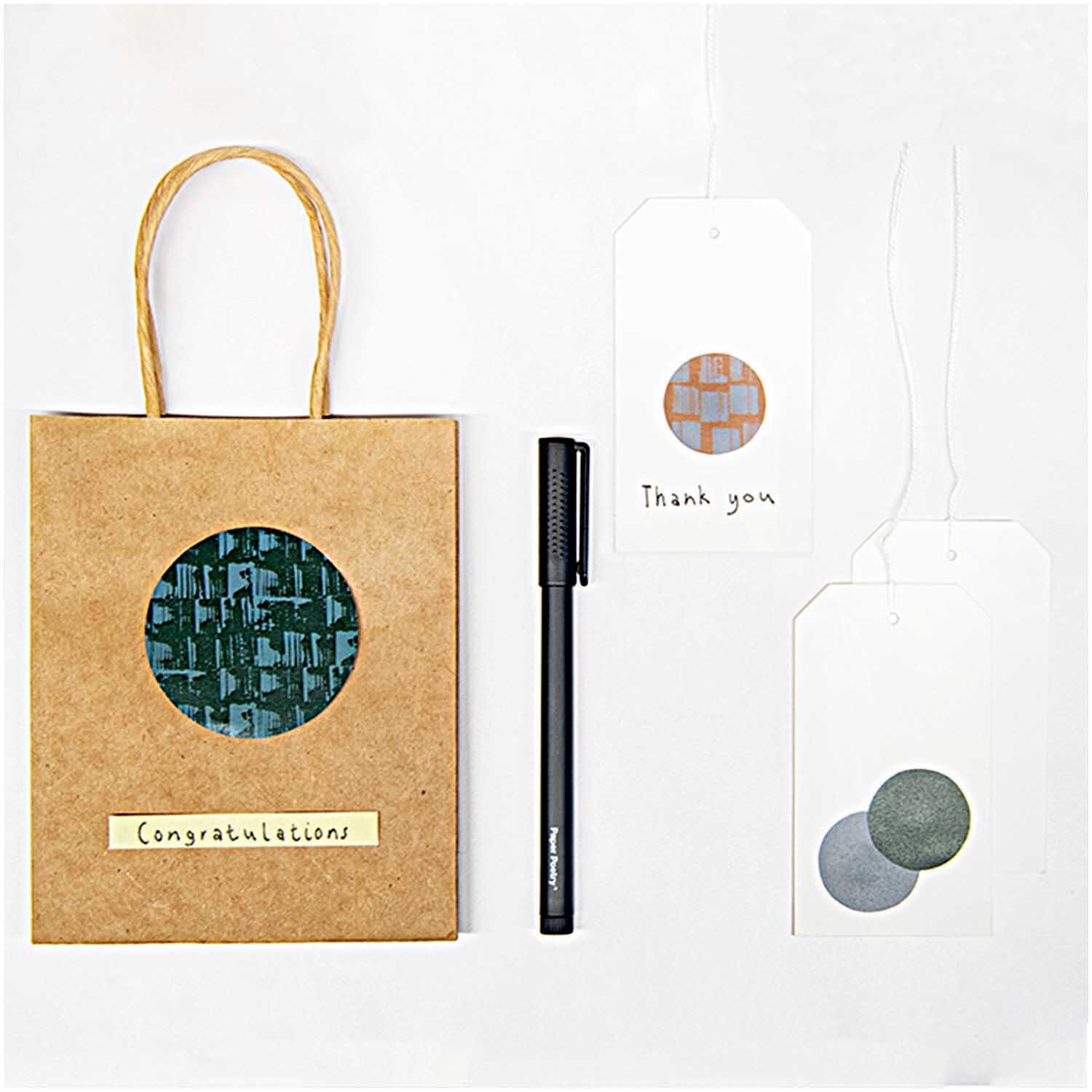 Paper Poetry Sticker Struktur grün 4 Blatt: Geschenkverpackung mit Stift und dekorativen Anhängern.