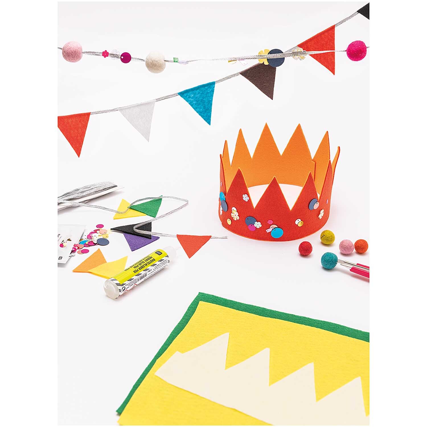 Filz-Plattenset 1mm 20x30cm 10 Farben: Bunte Filzplatten, ideal für kreative Bastelprojekte, mit farbenfrohen Accessoires und Dekorationen.
