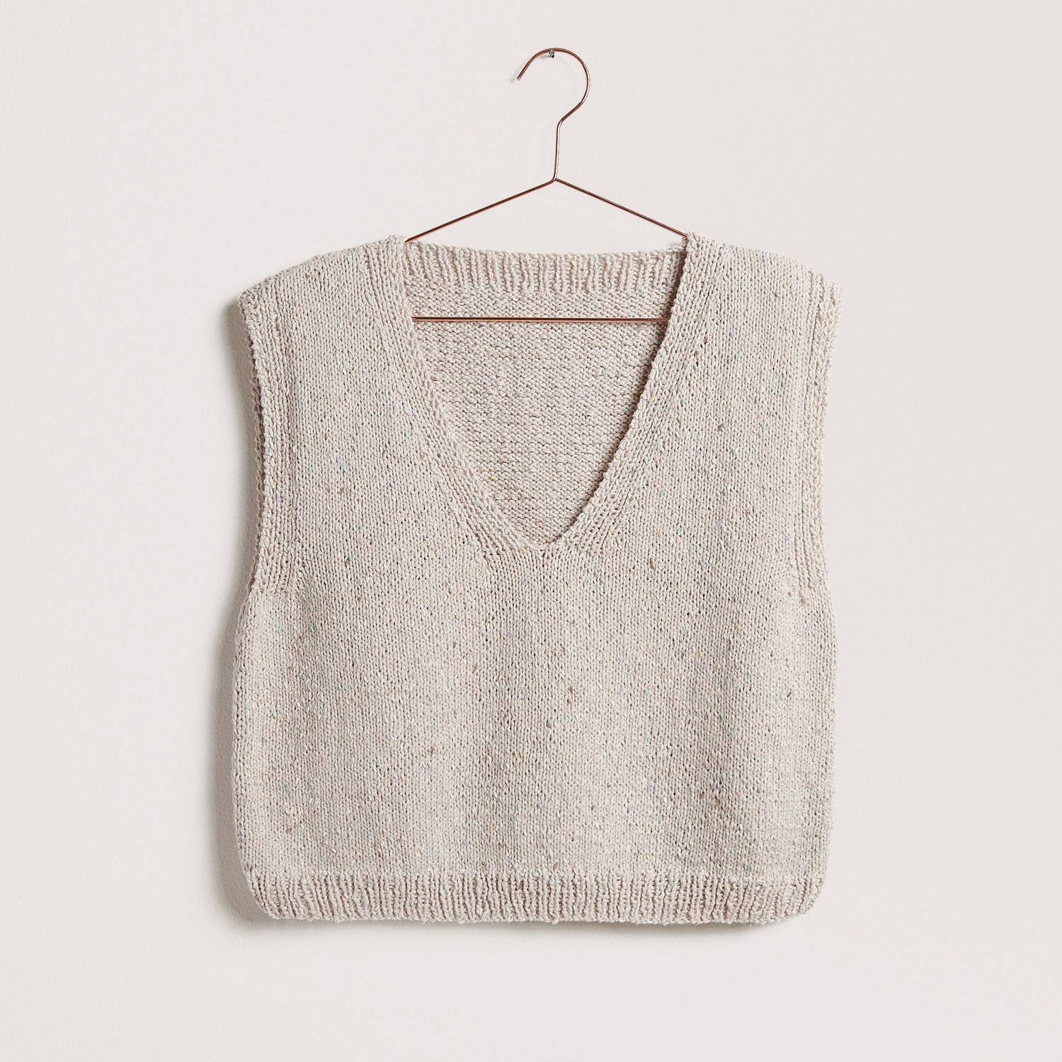 V-Ausschnitt Top auf grauem Hintergrund – zum Strickset