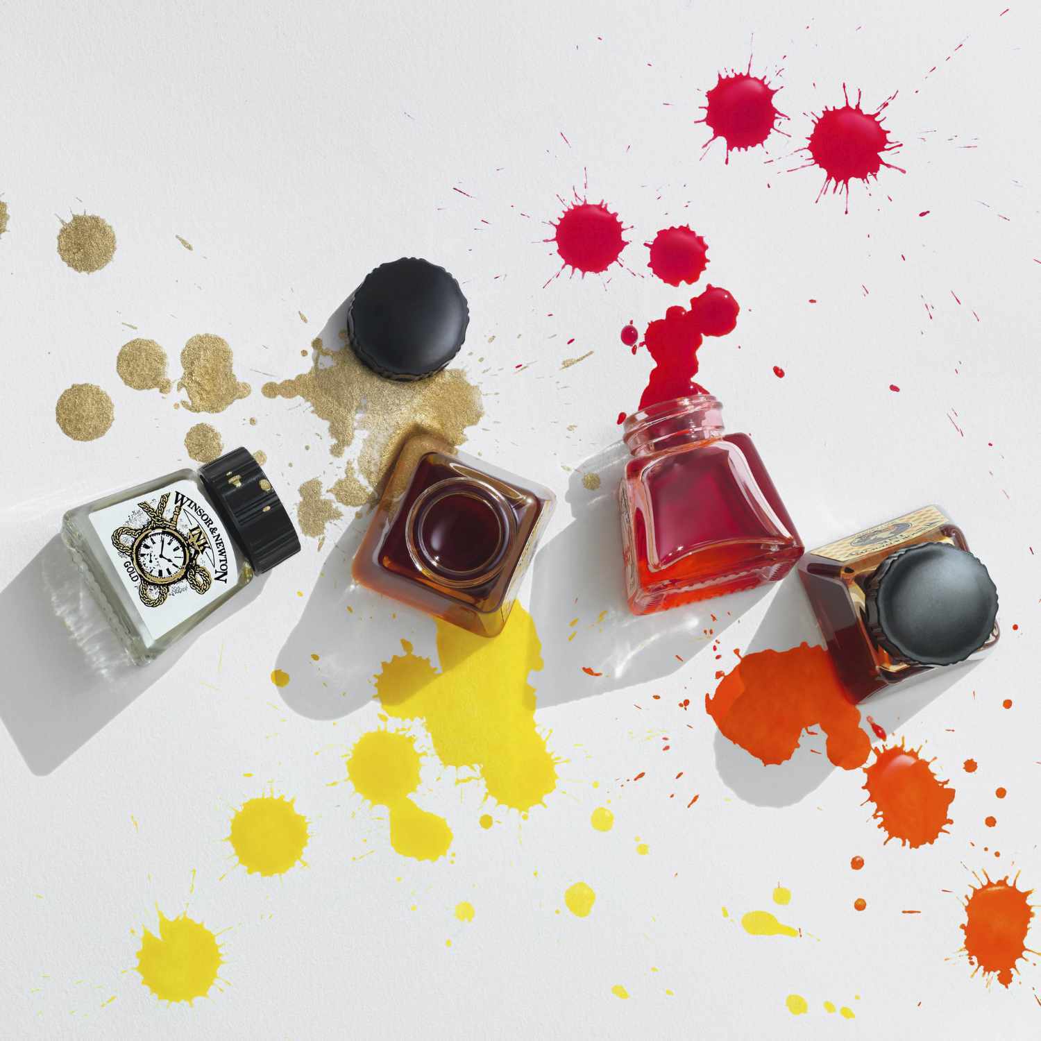 Drawing Ink Zeichentusche Set Henry 8x 14ml mit bunten Tintenflecken auf weißem Hintergrund.