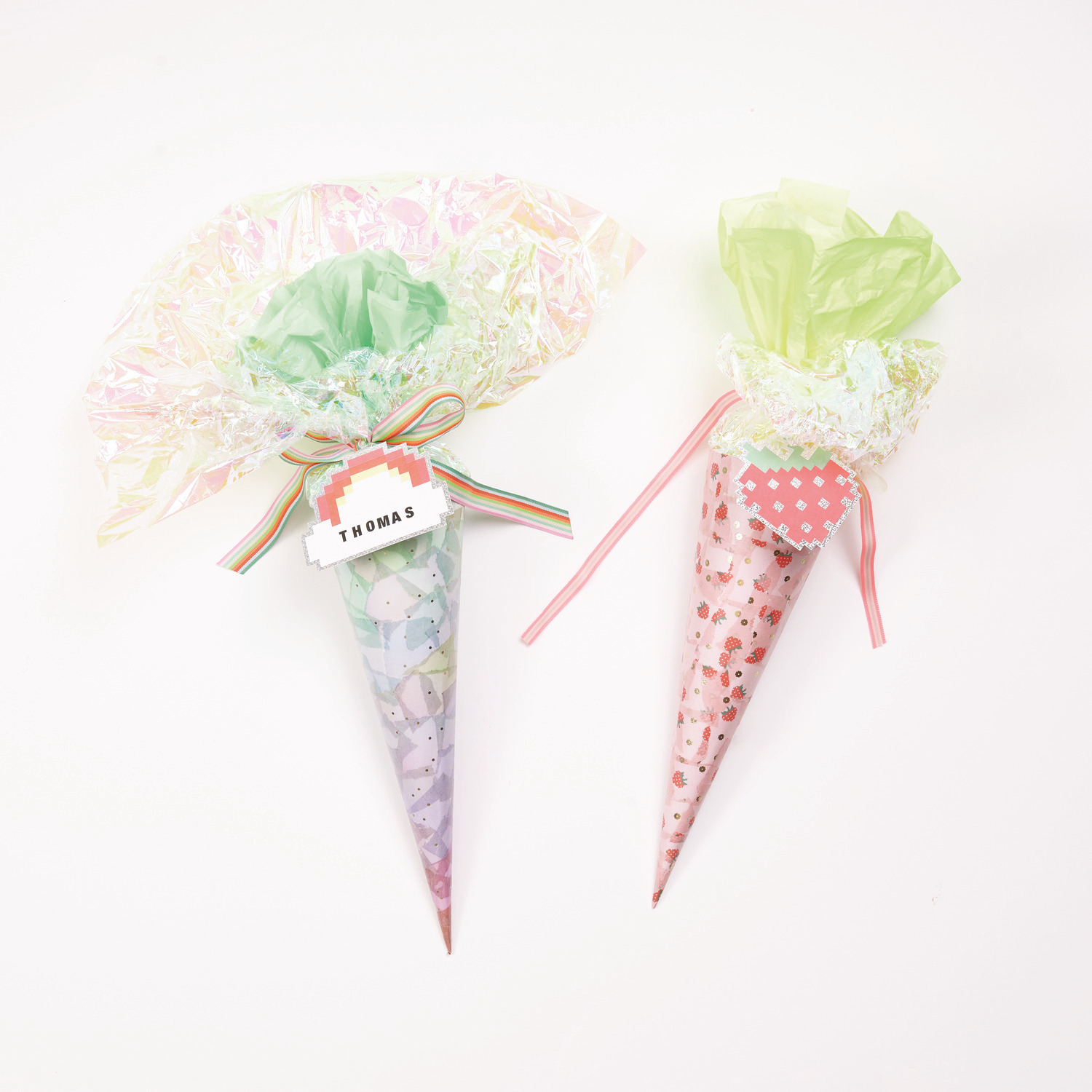 Paper Patch Papier Erdbeeren: Zwei dekorative Schultüten mit buntem Papier und Schleifen, ideal für Geschenke.