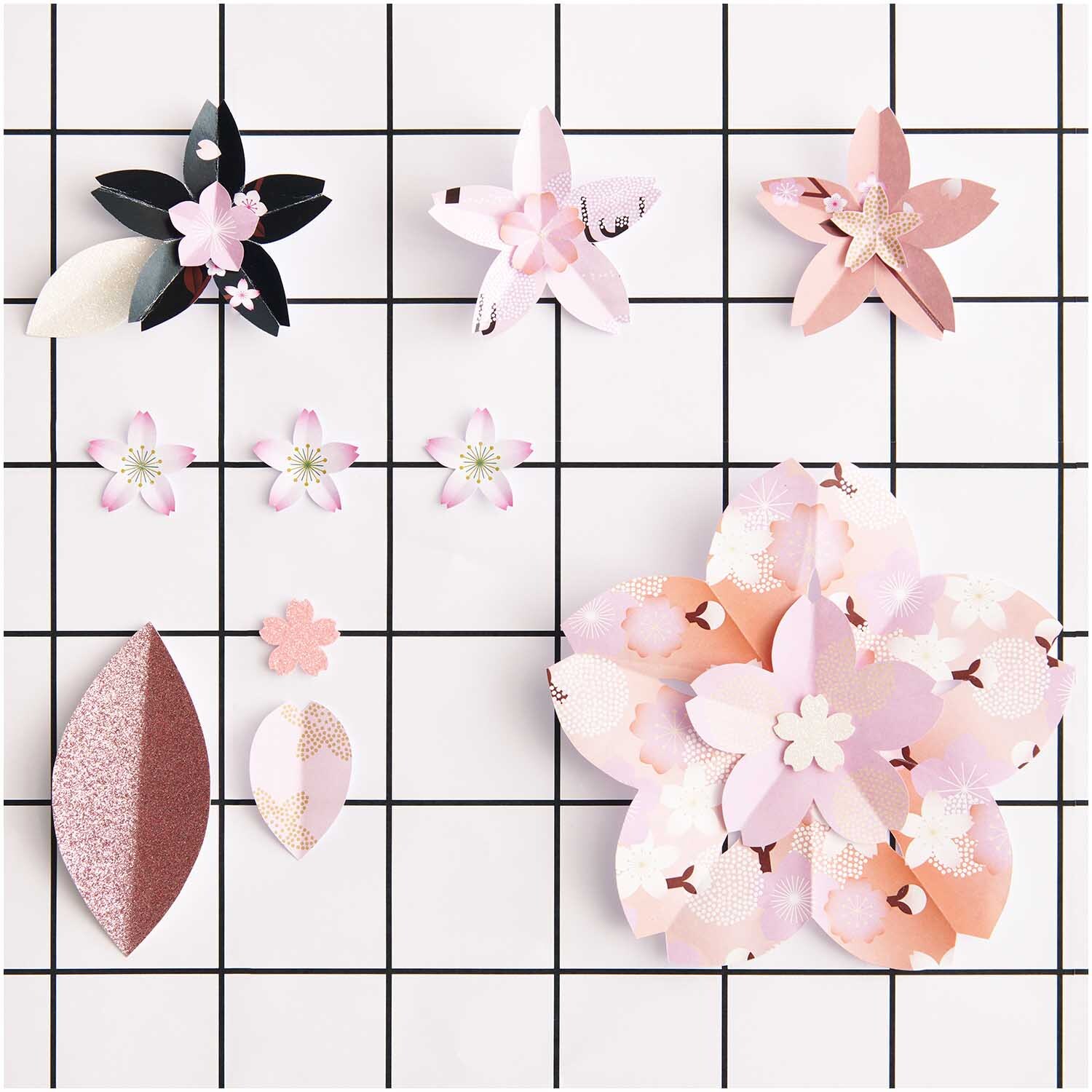Paper Poetry Motivpapierblock Sakura Sakura mit zarten Blütenmotiven auf einem karierten Hintergrund. Marke: Rico Design.