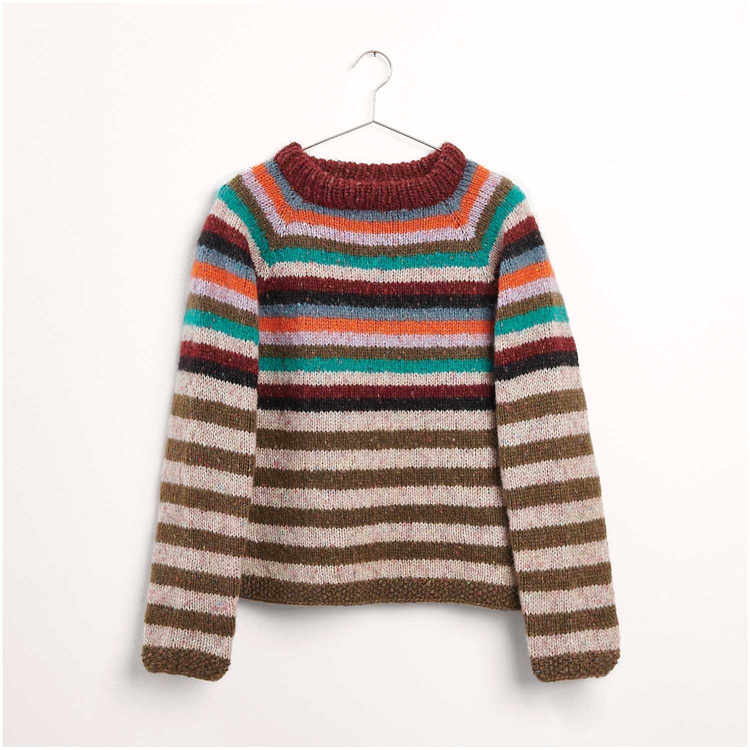 Strickpullover in bunten Streifen, hängend an einem Kleiderbügel. Farben: Rot, Blau, Grün, Braun. Marke: Die Neue Masche. Titel: Strickset Pullover Modell 19.