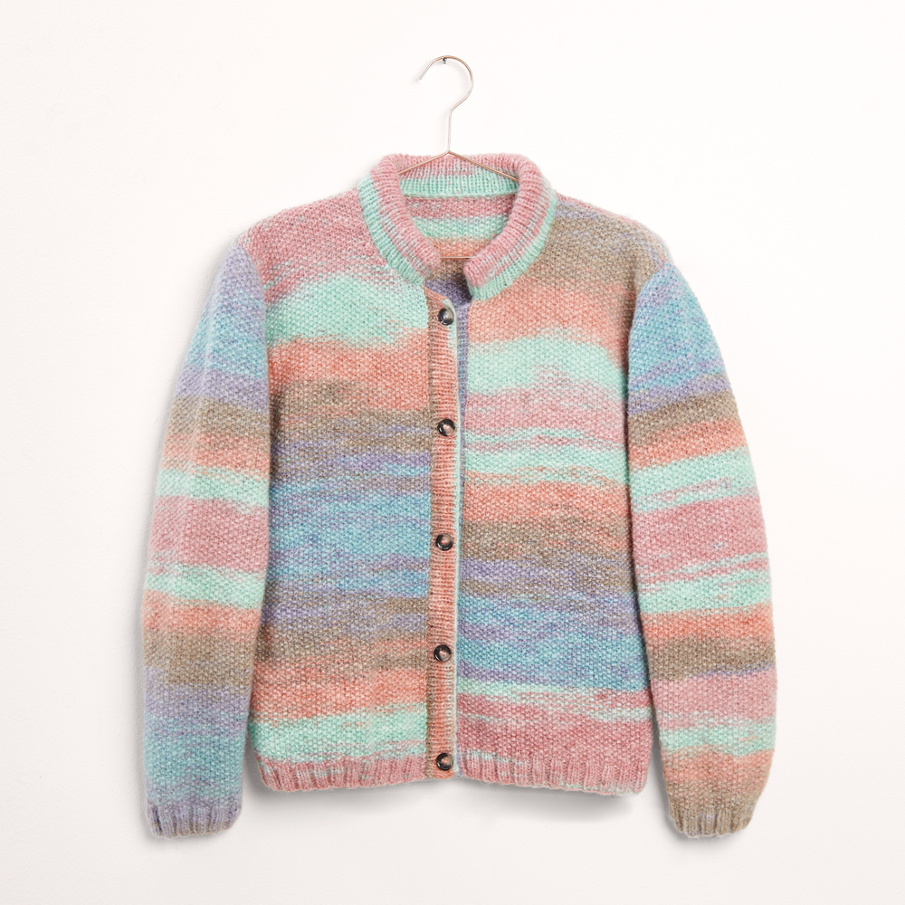 Strickjacke mit Farbverlauf auf grauem Hintergrund – zum Strickset
