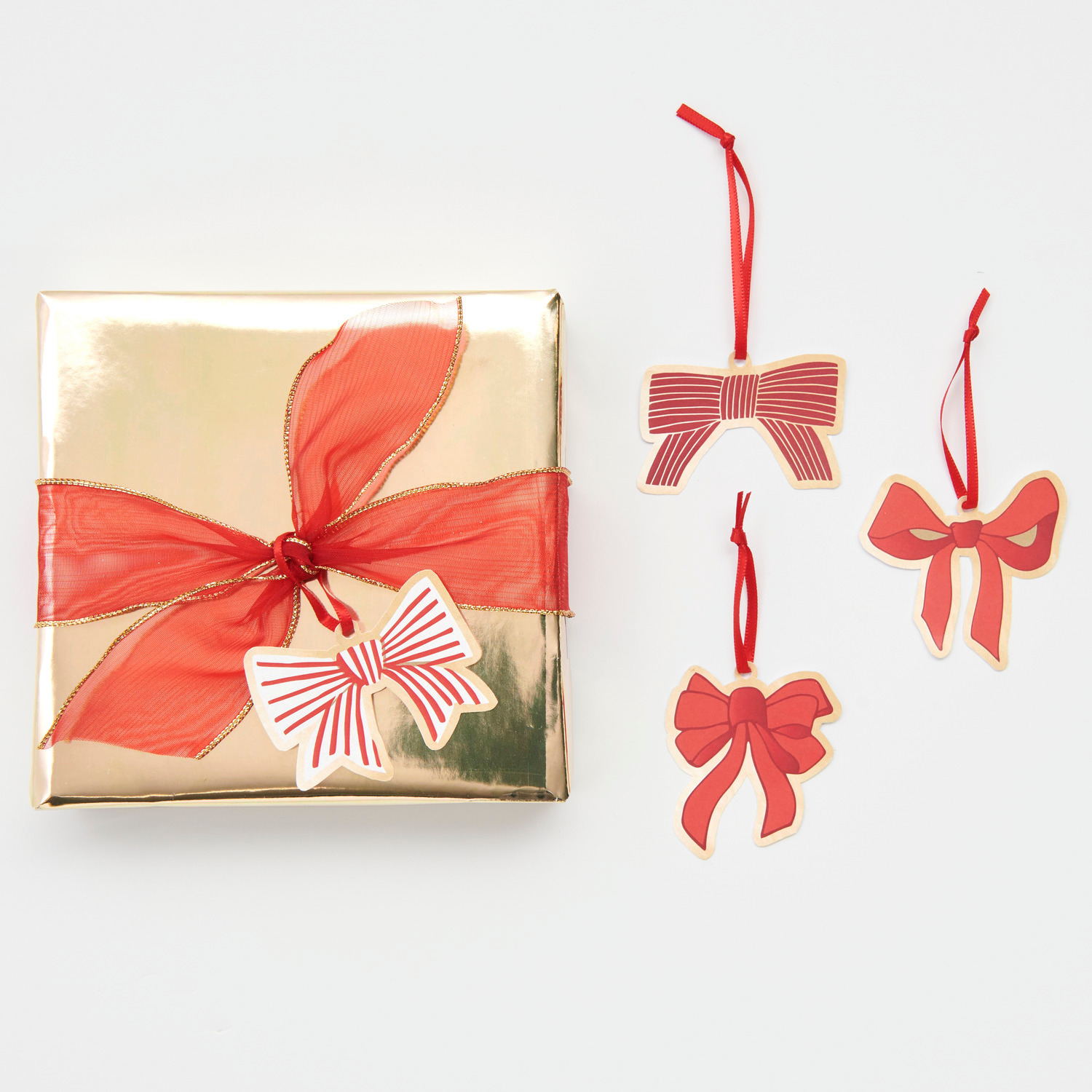 Paper Poetry Geschenkanhänger S Schleifen Classic: Goldene Geschenkverpackung mit roten Schleifenanhängern von Rico Design, 6x6cm, 8 Stück.