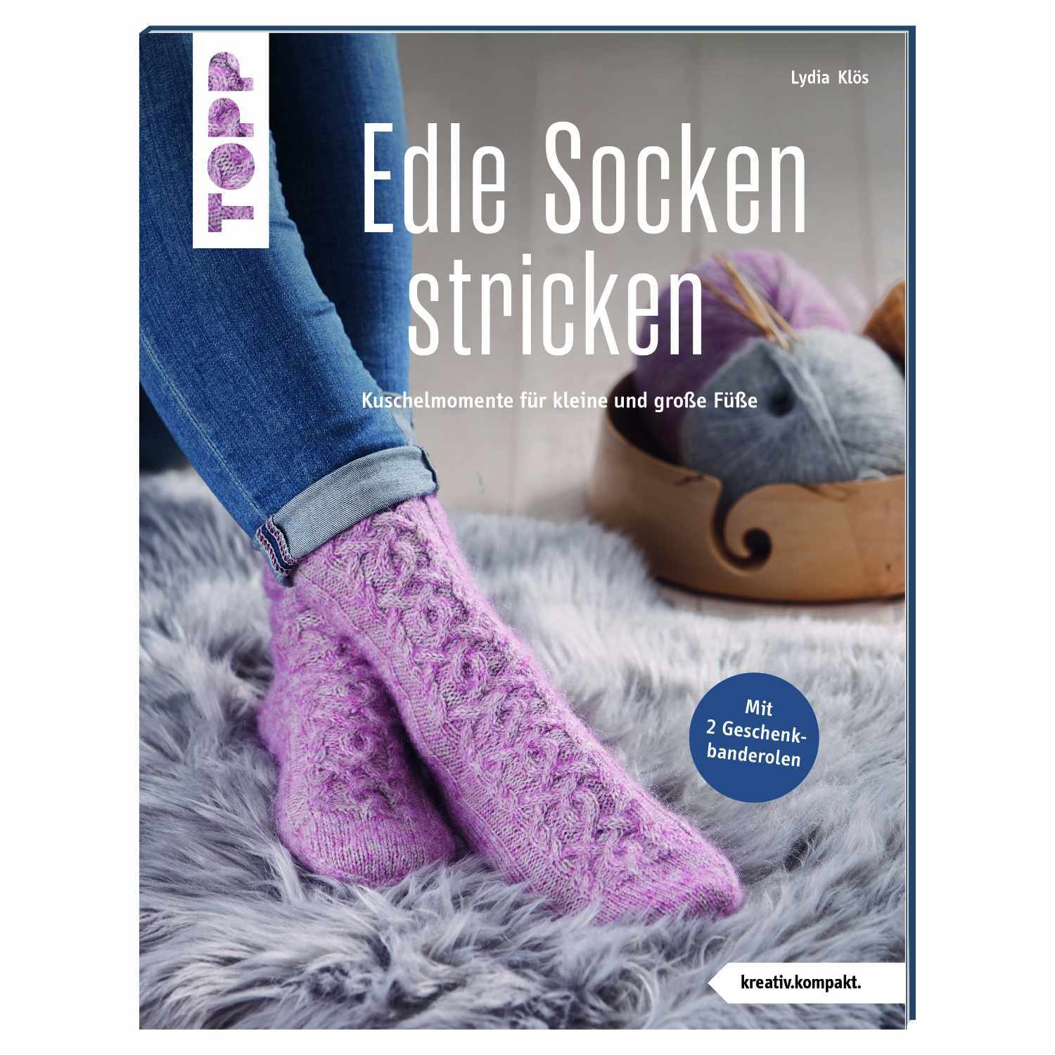 Edle Socken stricken: Person trägt gestrickte, rosa Socken auf einem flauschigen Teppich. Marke TOPP.