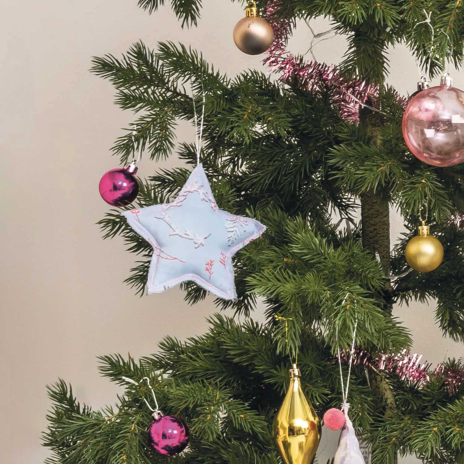 Nähanleitung weihnachtlicher Stern-Anhänger aus Stoff von Rico Design