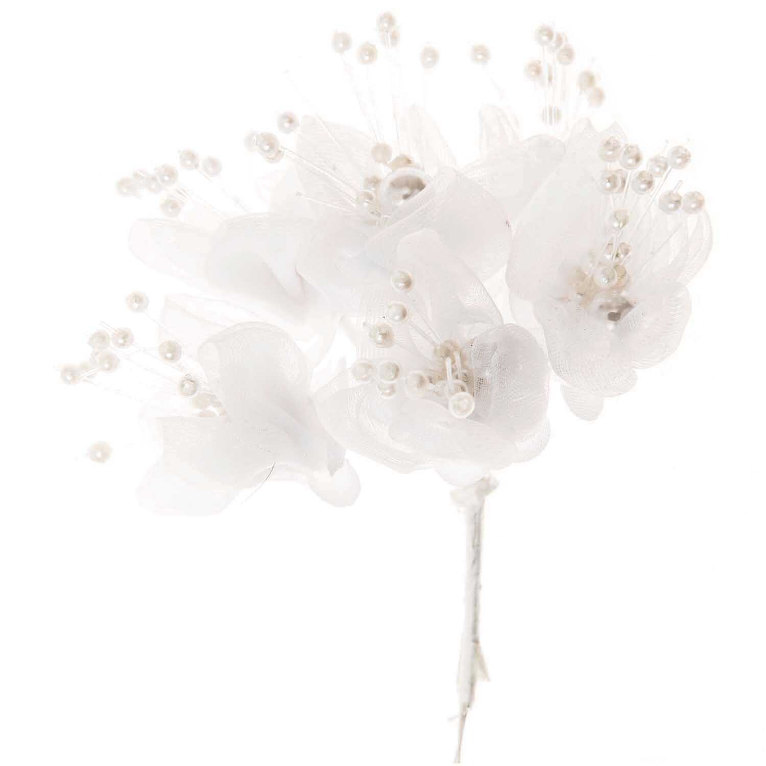 Blüten Organza weiß 6 Stück: Elegante, weiße Organza-Blüten mit Perlen, ideal für kreative Dekorationen.