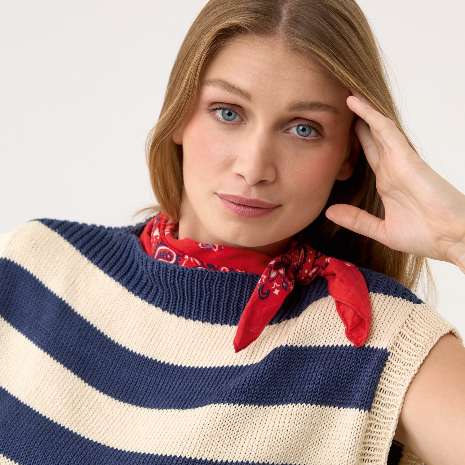 Strickset Top Modell 19 aus Die Neue Masche Nr. 9: Frau trägt blau-weiß gestreiftes Oberteil und rotes Halstuch.
