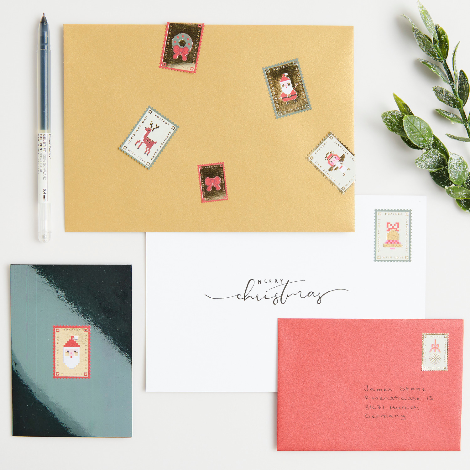 Paper Poetry Papiersticker Weihnachtspost auf bunten Umschlägen, dekoriert mit festlichen Motiven.