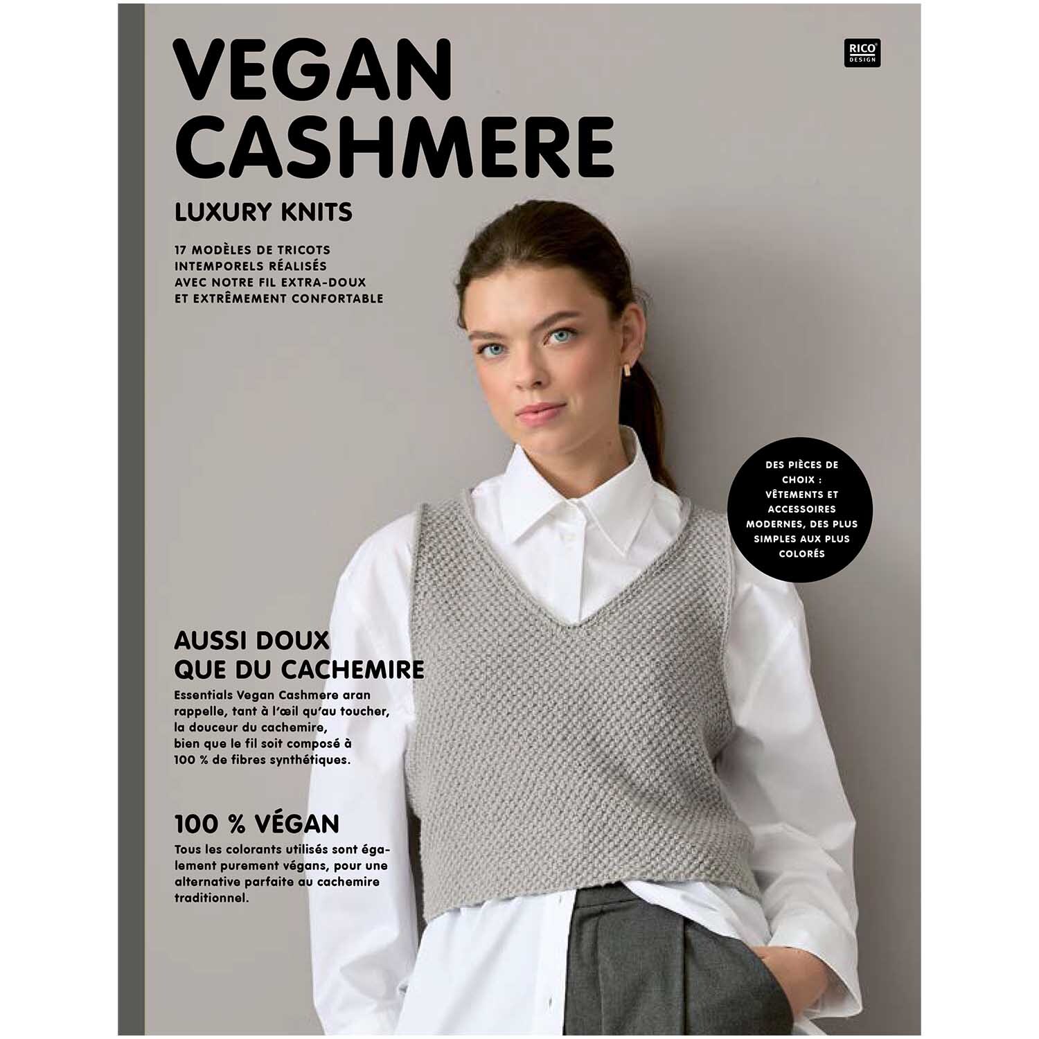 Strickset Mütze Modell 01a aus Vegan Cashmere: Frau trägt grauen Strickpullunder über weißer Bluse.