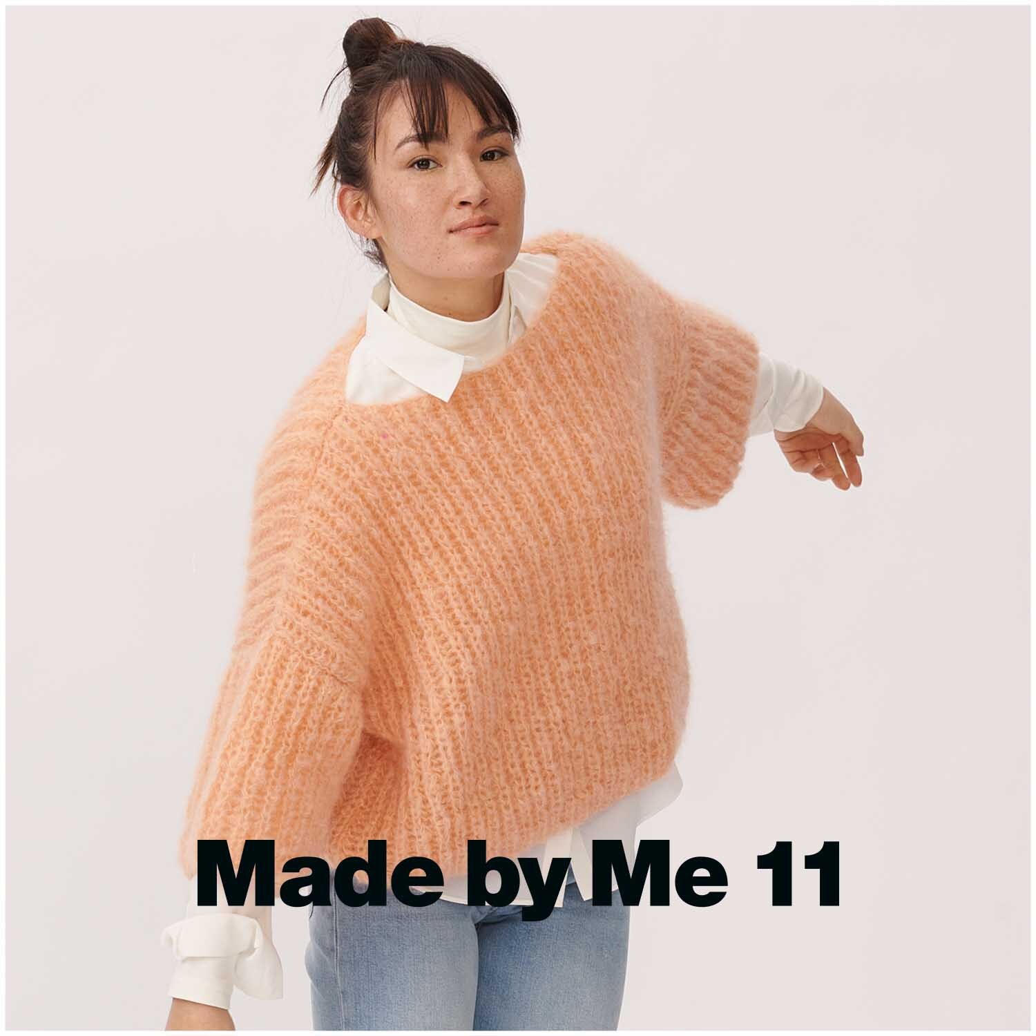 Fashion Mohair Merino Chunky: Frau trägt apricotfarbenen Pullover von Rico Design, gestrickt aus weichem Garn.