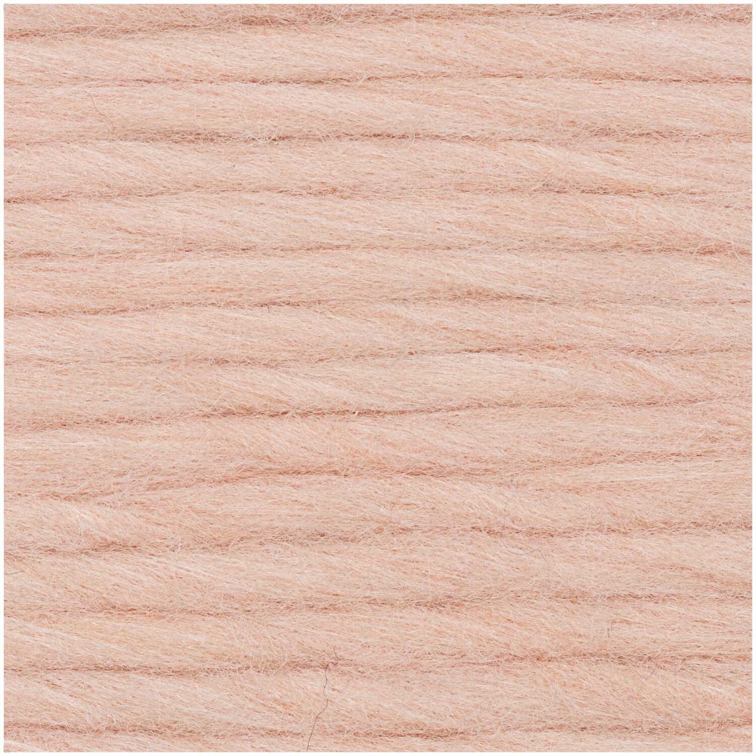 Essentials Super super chunky Wolle in Puder von Rico Design, 100g, 90m, Nahaufnahme der weichen Textur.
