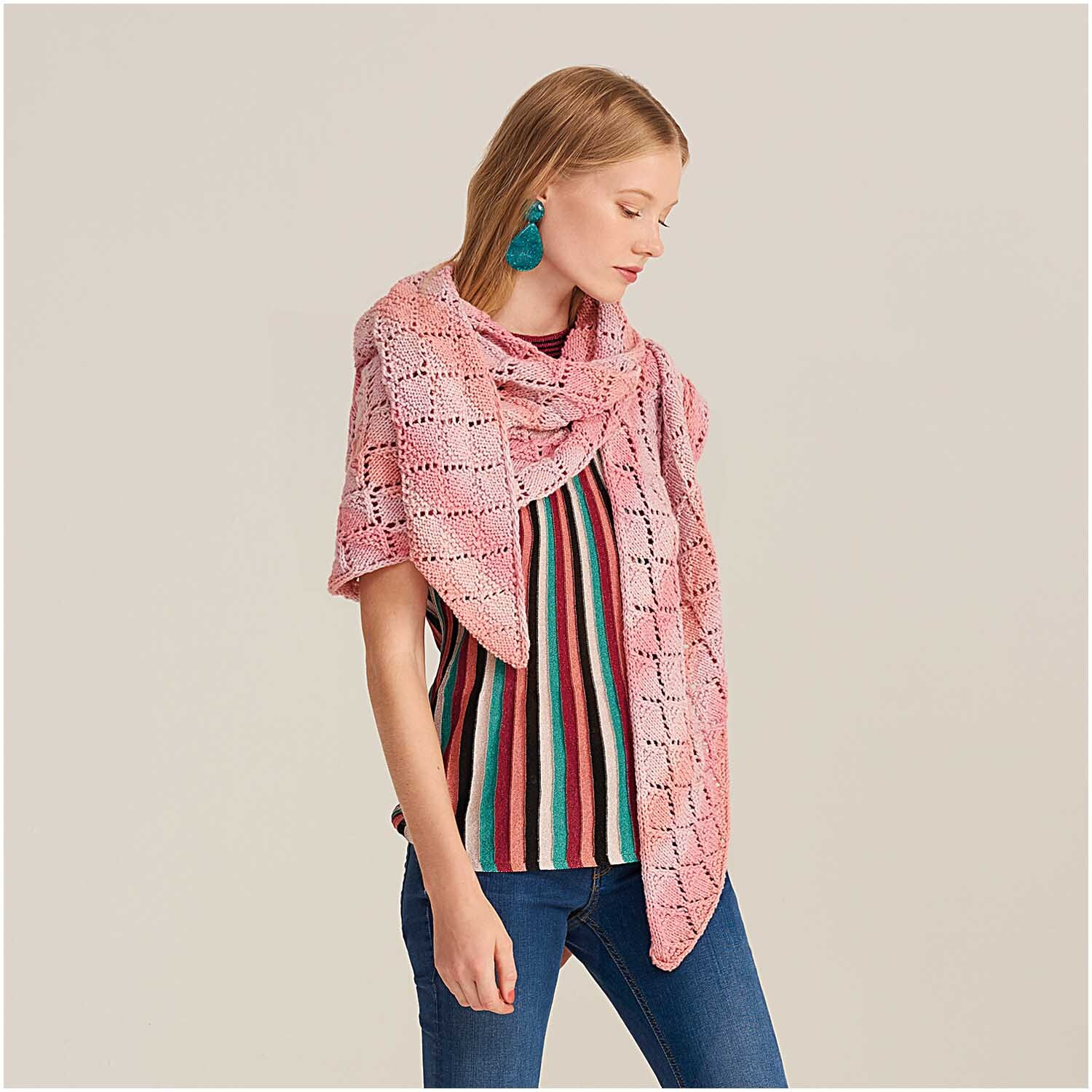 Fashion Cotton Light & Long dk: Frau trägt gestrickten Schal in Rosa Mix von Rico Design, kombiniert mit gestreiftem Oberteil und Jeans.