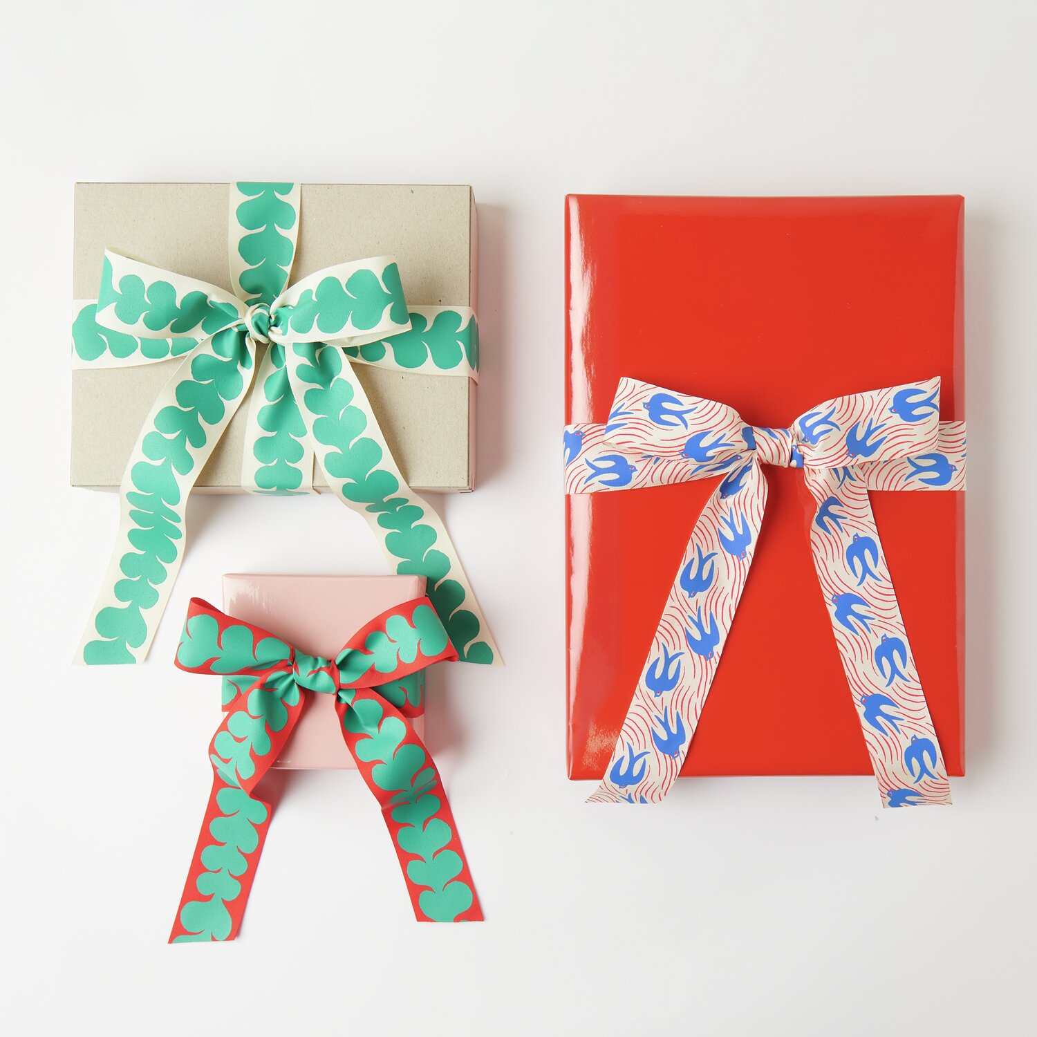 Taftband Midsommar Magic Klee und Schwalben dekorieren Geschenke in Rot und Creme, ideal für festliche Anlässe.