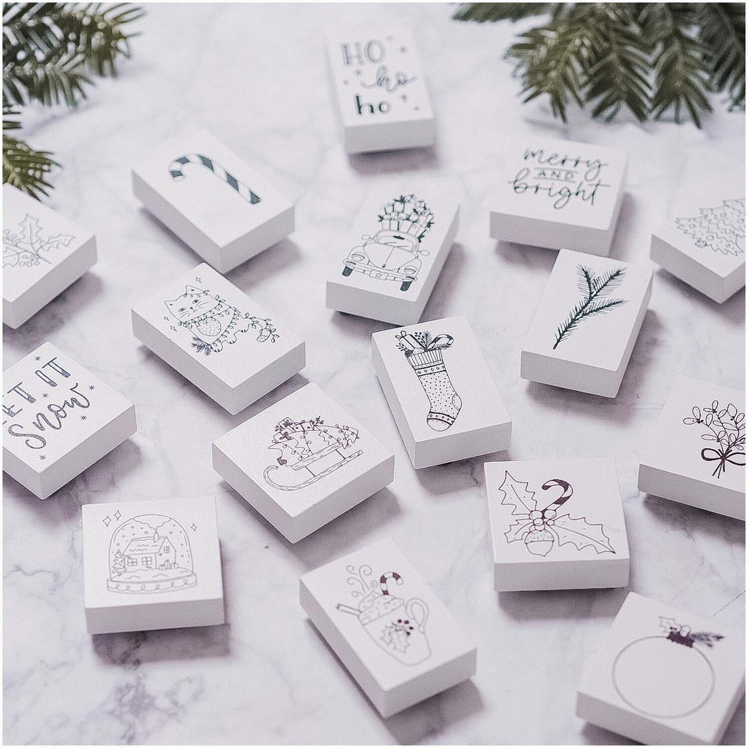 Stempel Schneekugel weiß 45x45mm: Verschiedene weiße Stempel mit weihnachtlichen Motiven auf Marmorhintergrund.