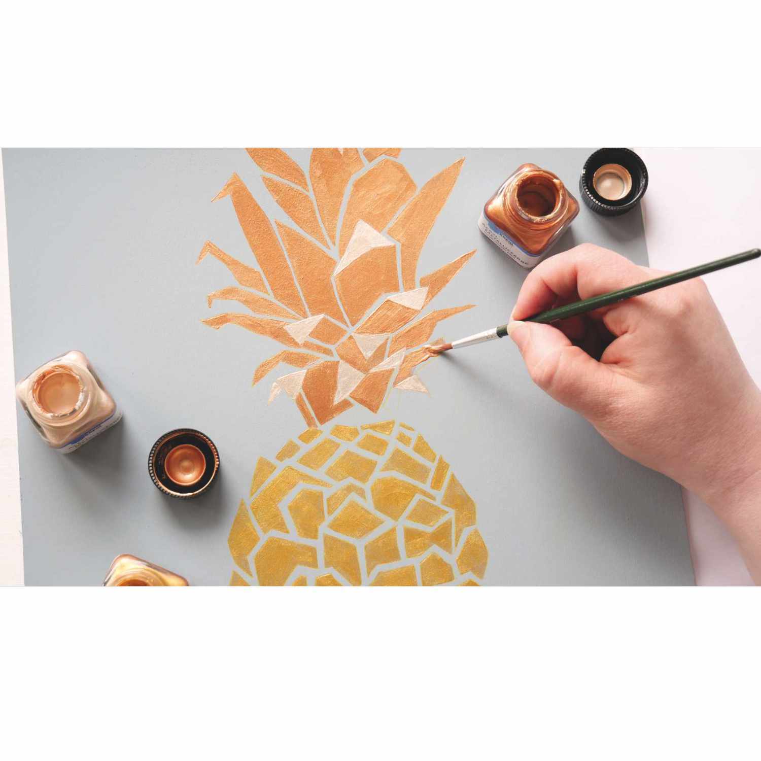Acryl Metallicfarben Set Glamour Living: Hand malt Ananas mit goldener Farbe auf Leinwand. KREUL Farben im Einsatz.
