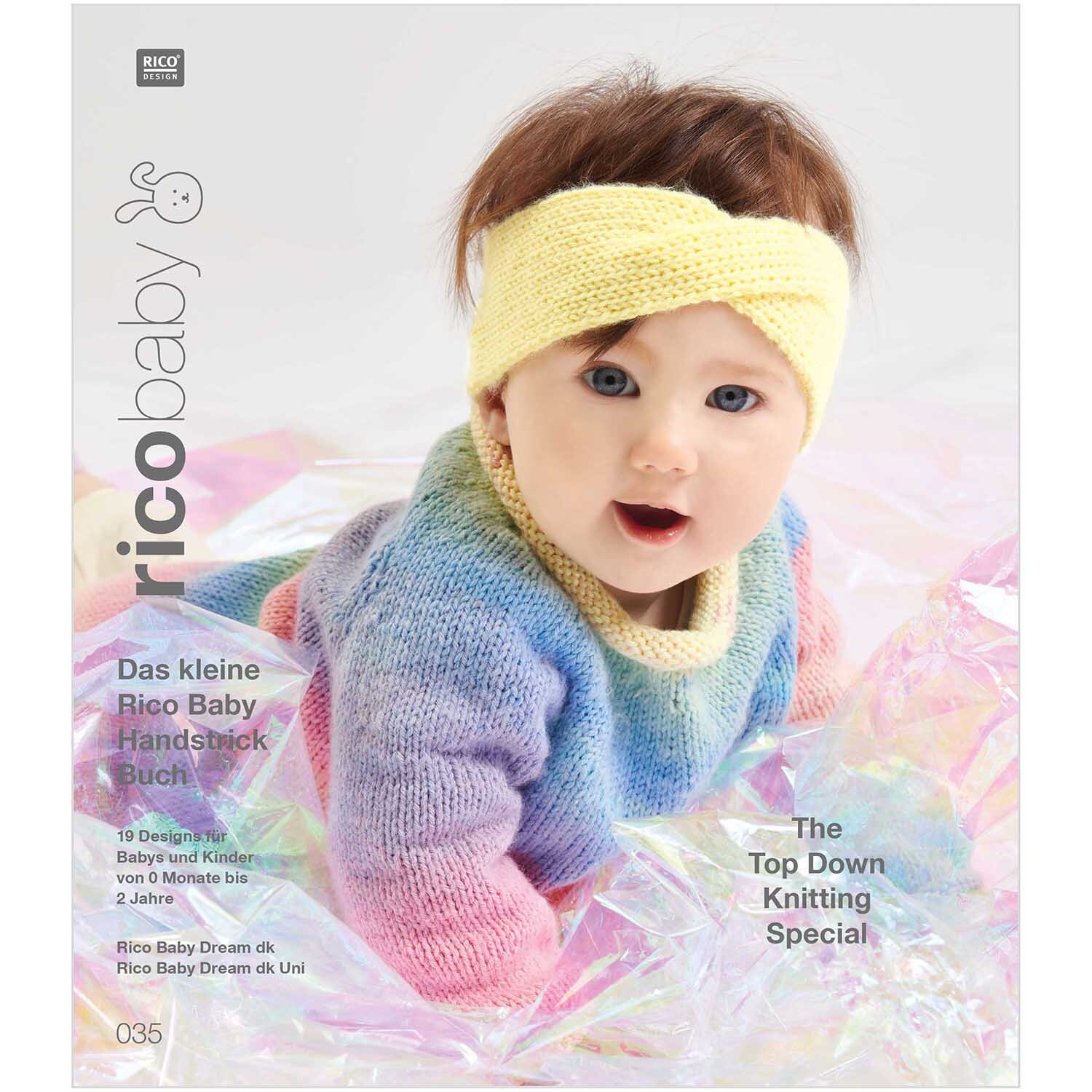Rico Baby Heft Nr.35 zeigt ein Baby in einem bunten Strickset mit Stirnband auf schimmerndem Hintergrund.