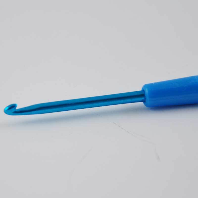 Häkelnadel 15cm von Rico Design in Blau, Nahaufnahme der Spitze auf hellem Hintergrund.