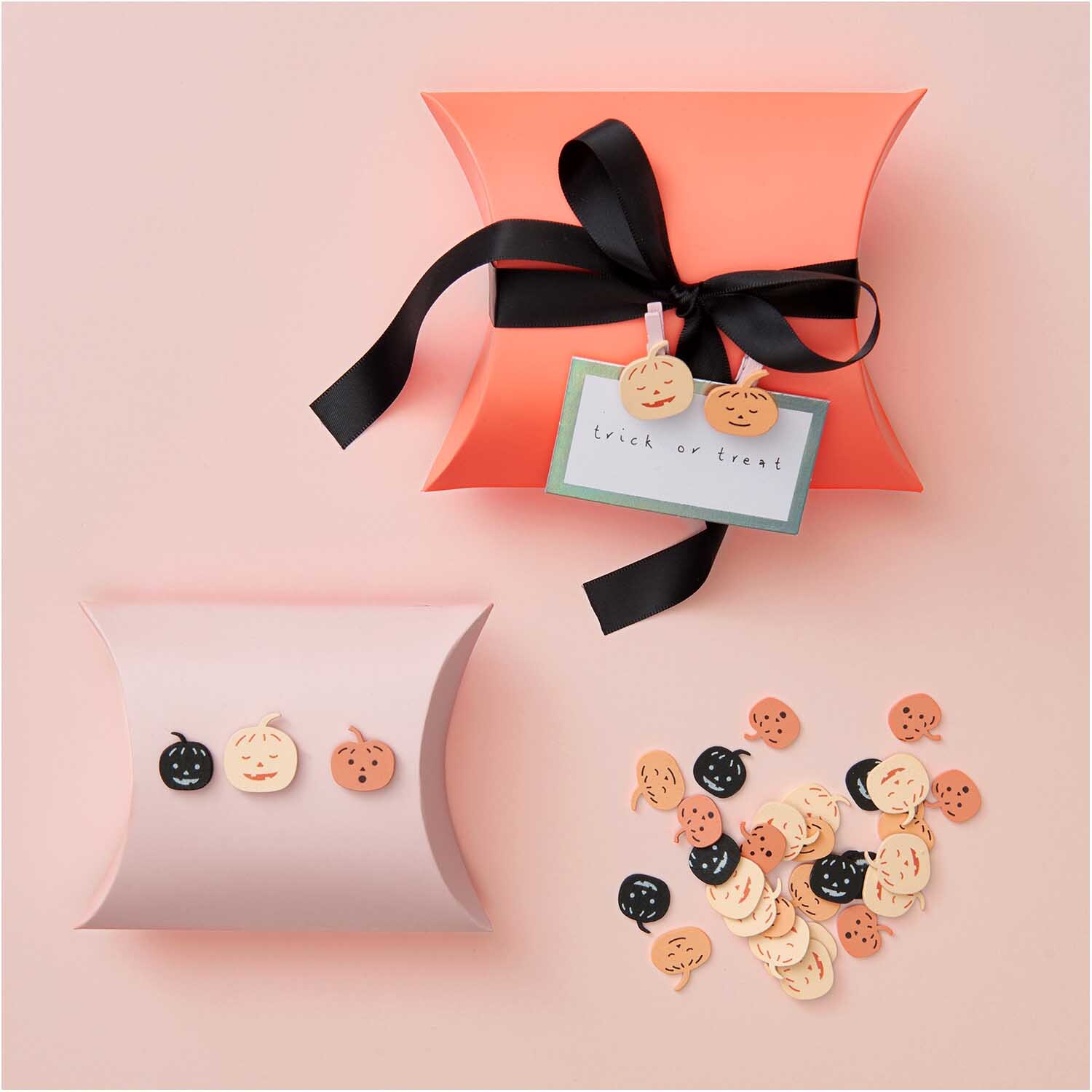 Holzstreu Kürbis Mix orange-schwarz 48 Stück, dekorativ arrangiert mit Geschenkboxen und Schleife.