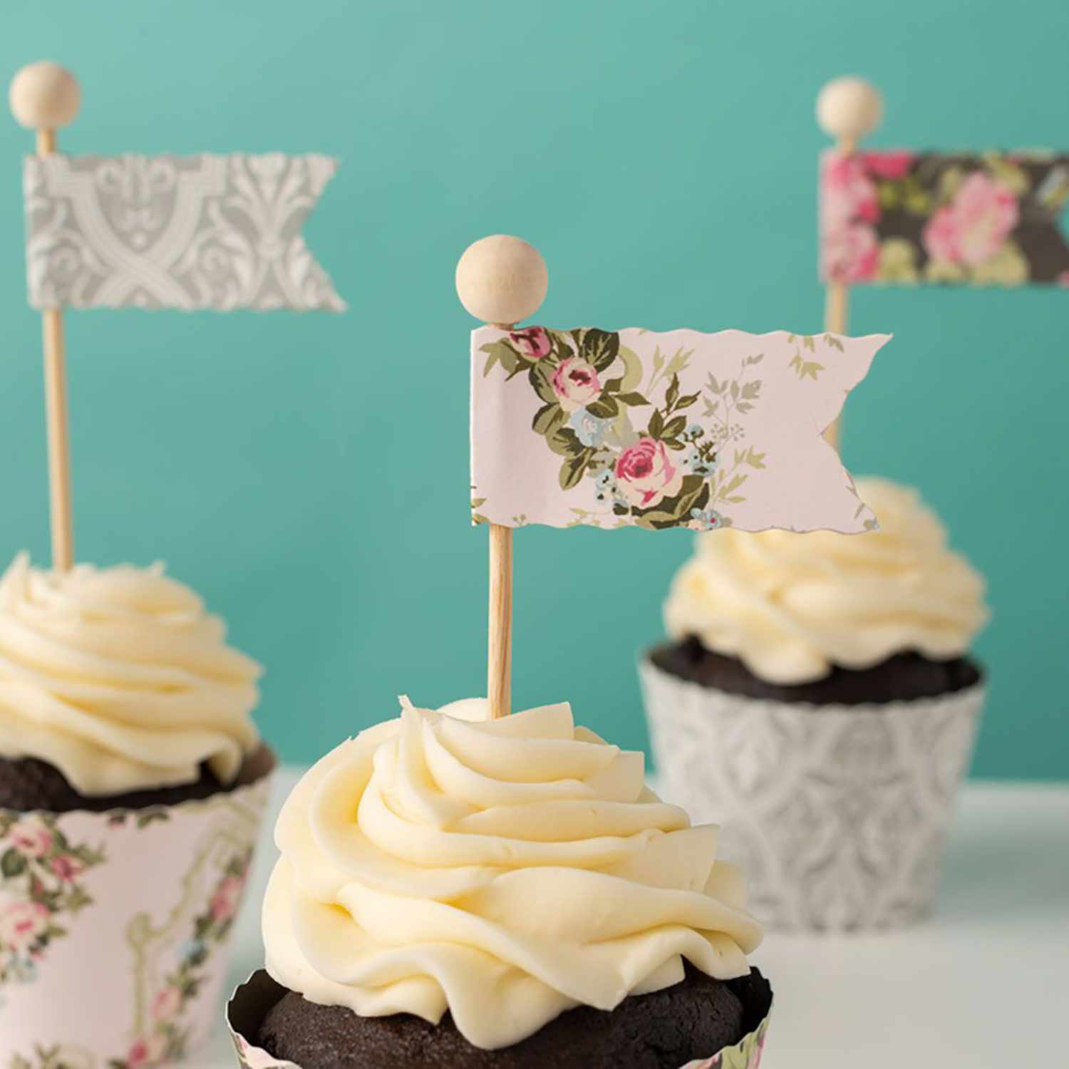 Maker Wavy Blade 31 Wellenförmige Klinge schneidet präzise Papier für dekorative Cupcake-Flaggen.