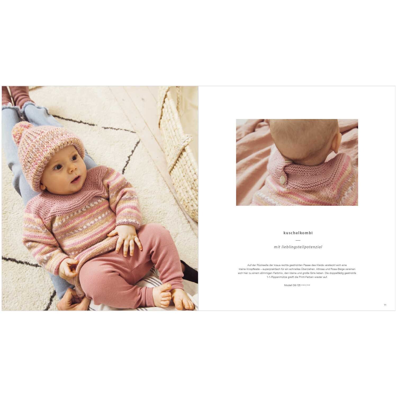 Rico Baby Heft Nr.26 zeigt ein Baby in rosa gestricktem Outfit mit Mütze, auf einem Teppich liegend.