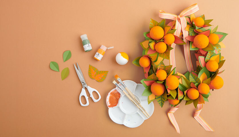 Bastelanleitung herbstlicher Türkranz: Ein dekorativer Kranz mit bunten Herbstblättern und Naturmaterialien. Perfekt für eine gemütliche Herbststimmung.