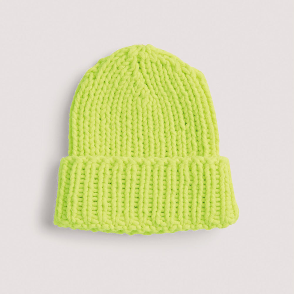 Neon-Gelbe Mütze auf grauem Hintergrund – zum Strickset