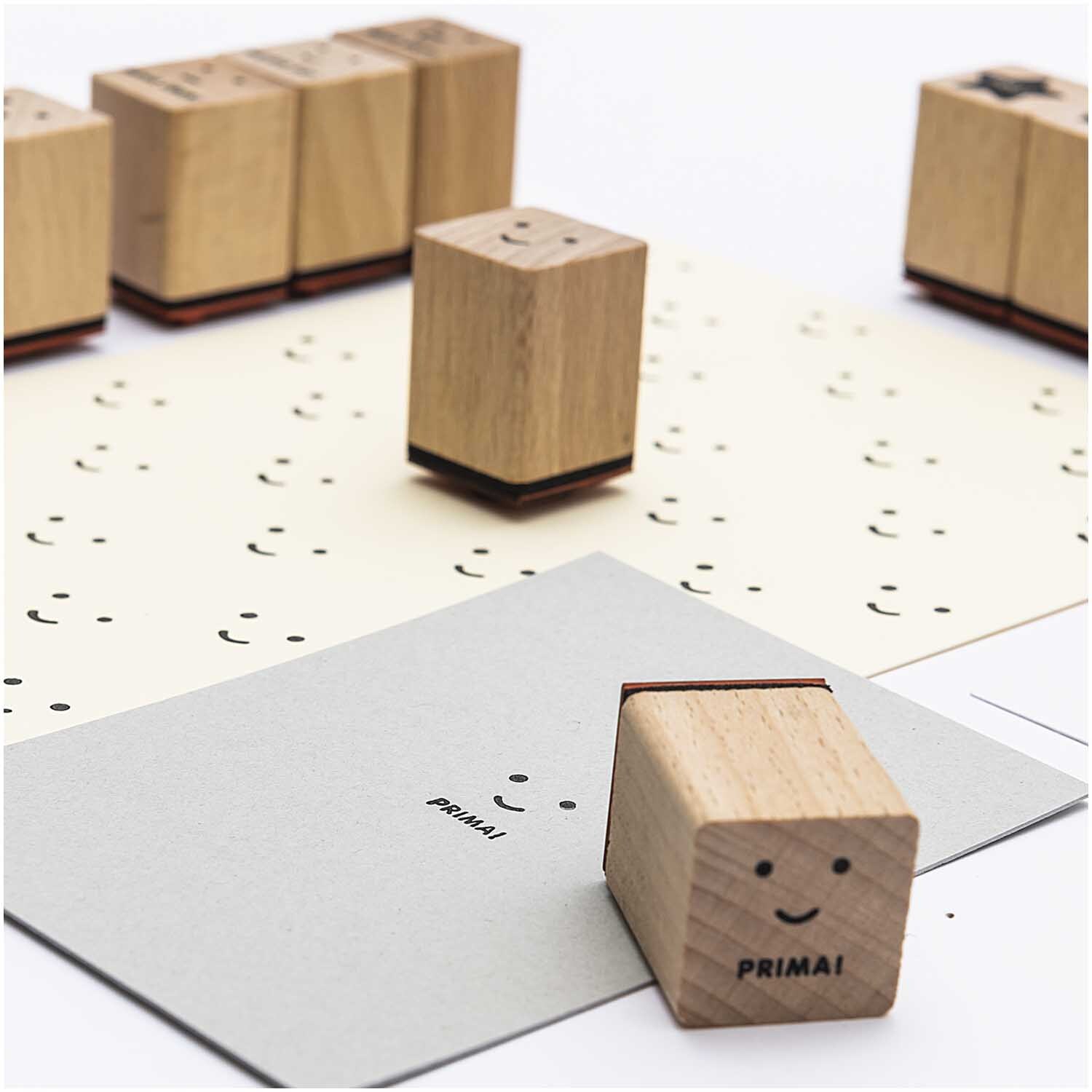 Paper Poetry Stempelset Lehrer: Holzstempel mit lächelndem Gesicht auf Papier, 13-teilig von Rico Design.