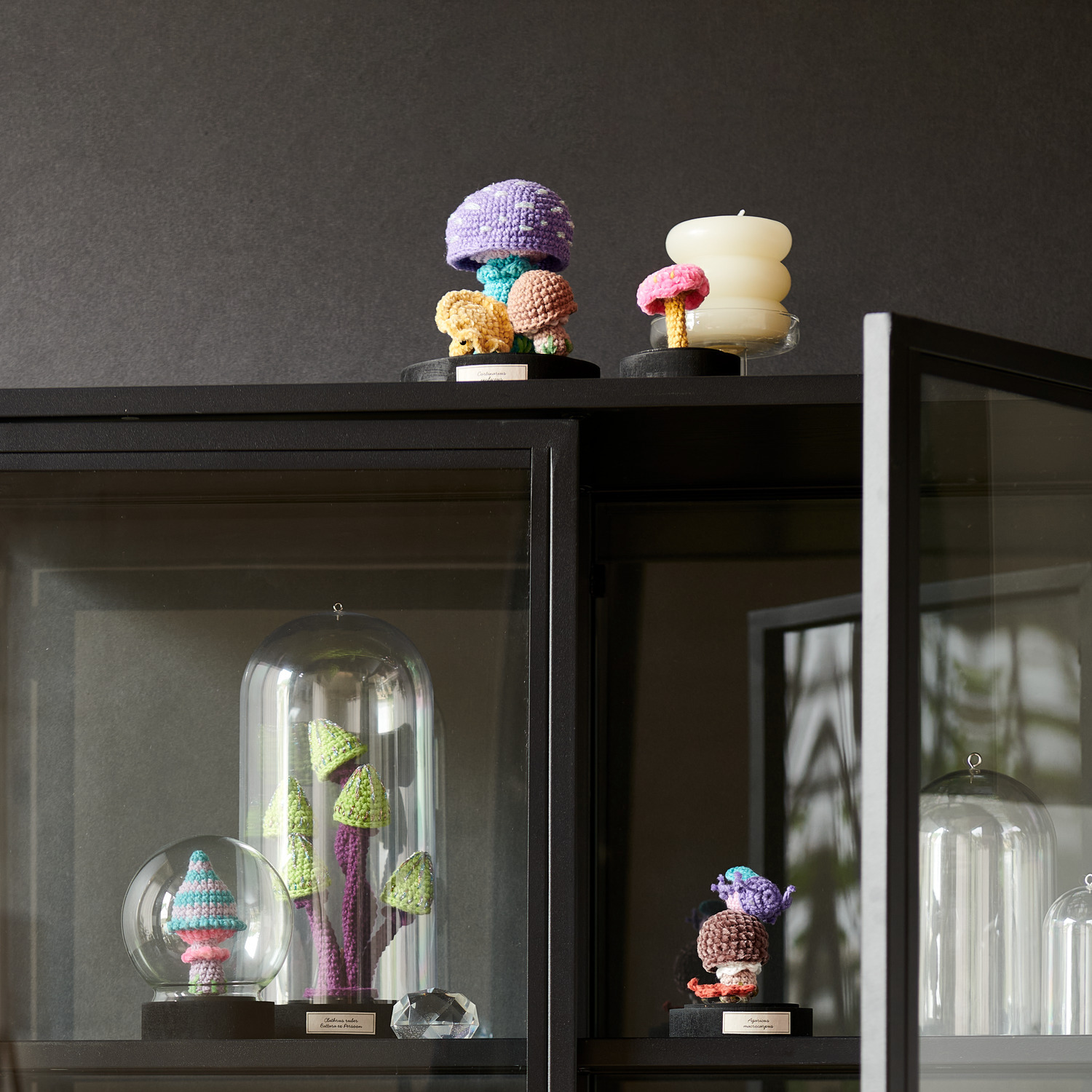 Creative Ricorumi dk: Bunte, gehäkelte Figuren auf einem Regal, dekoriert mit verschiedenen Garnfarben von Rico Design.