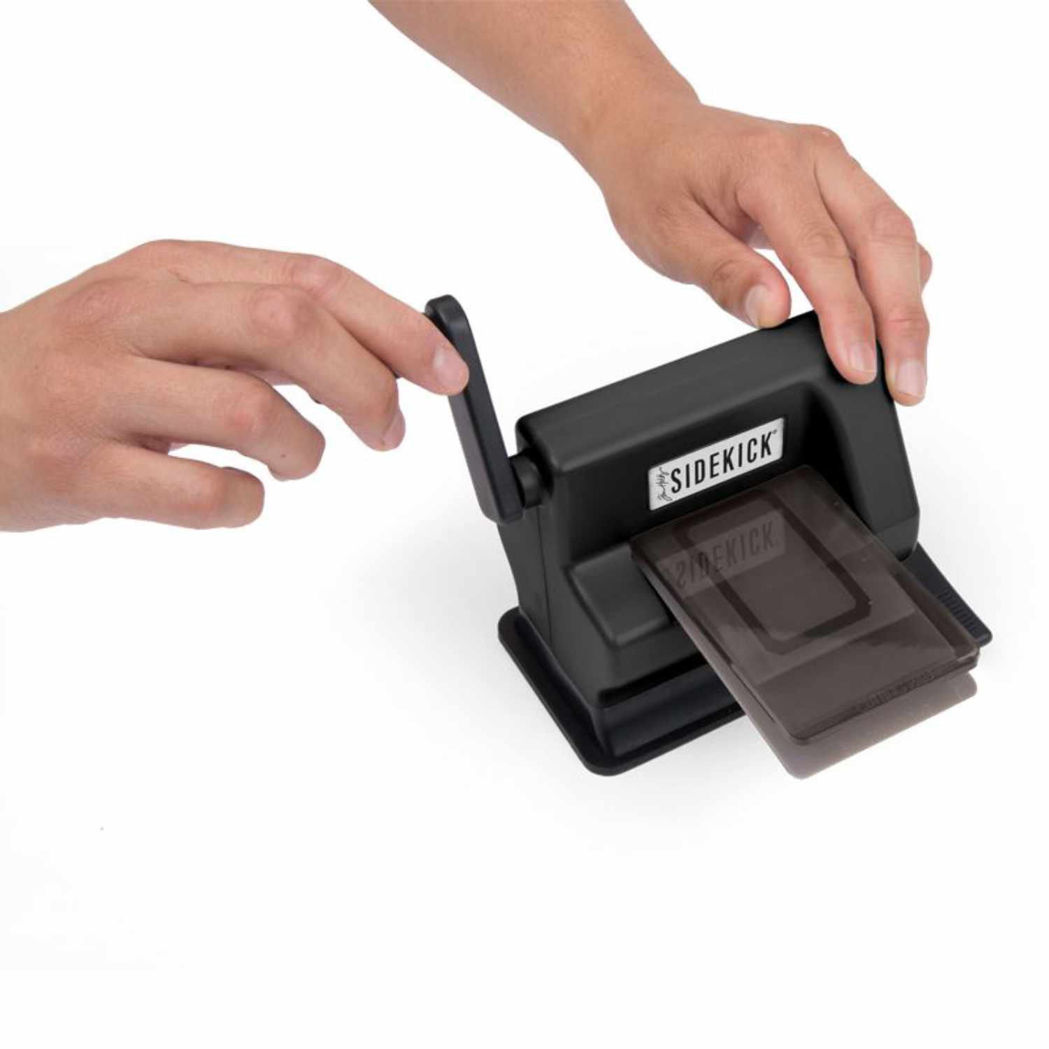 Sidekick Accessory Cutting Pads: Eine schwarze Schneidemaschine von Sizzix mit Handkurbel, ideal für präzises Basteln.