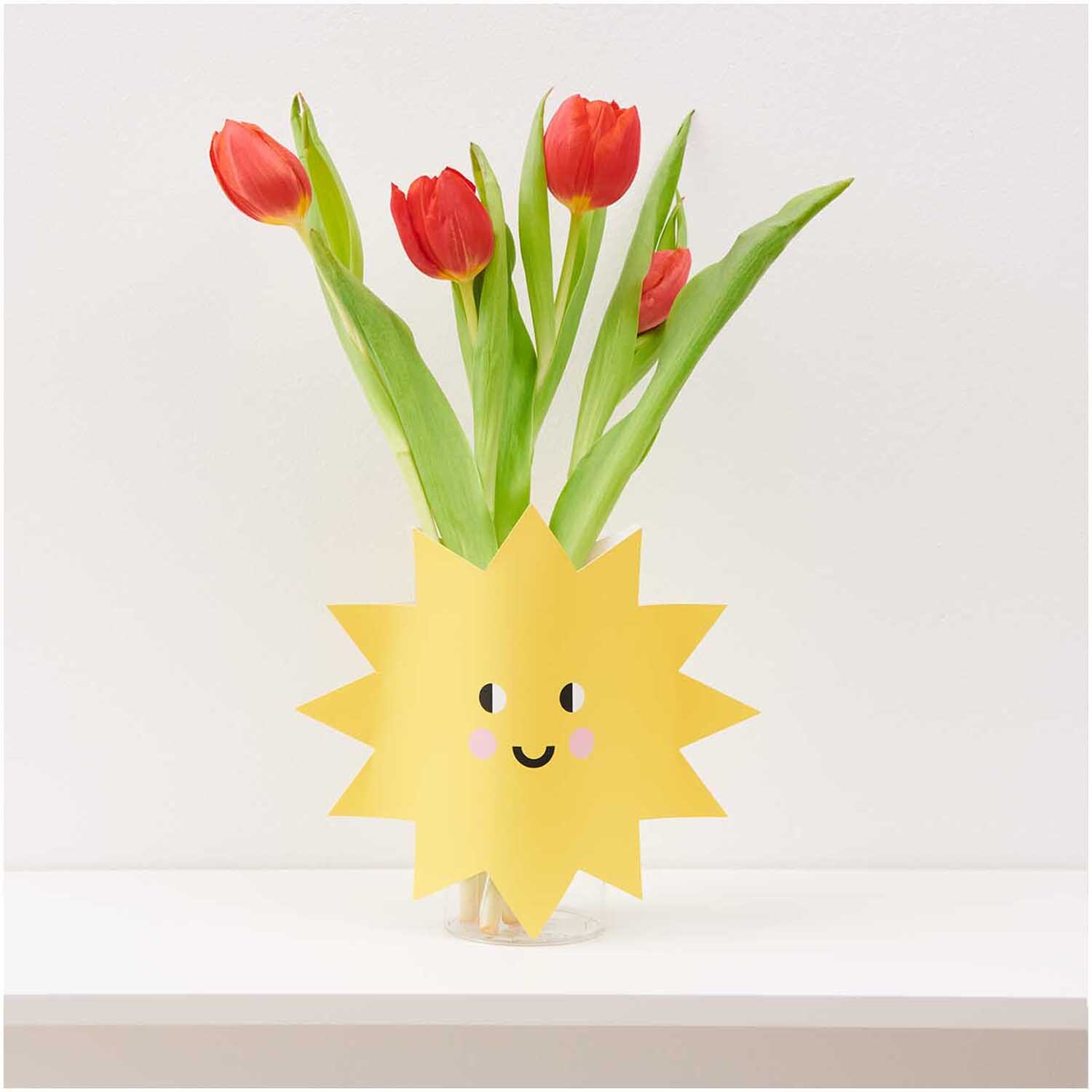 Paper Poetry Vasencover Sonne 24x20cm mit frischen roten Tulpen, gestaltet von Rico Design.