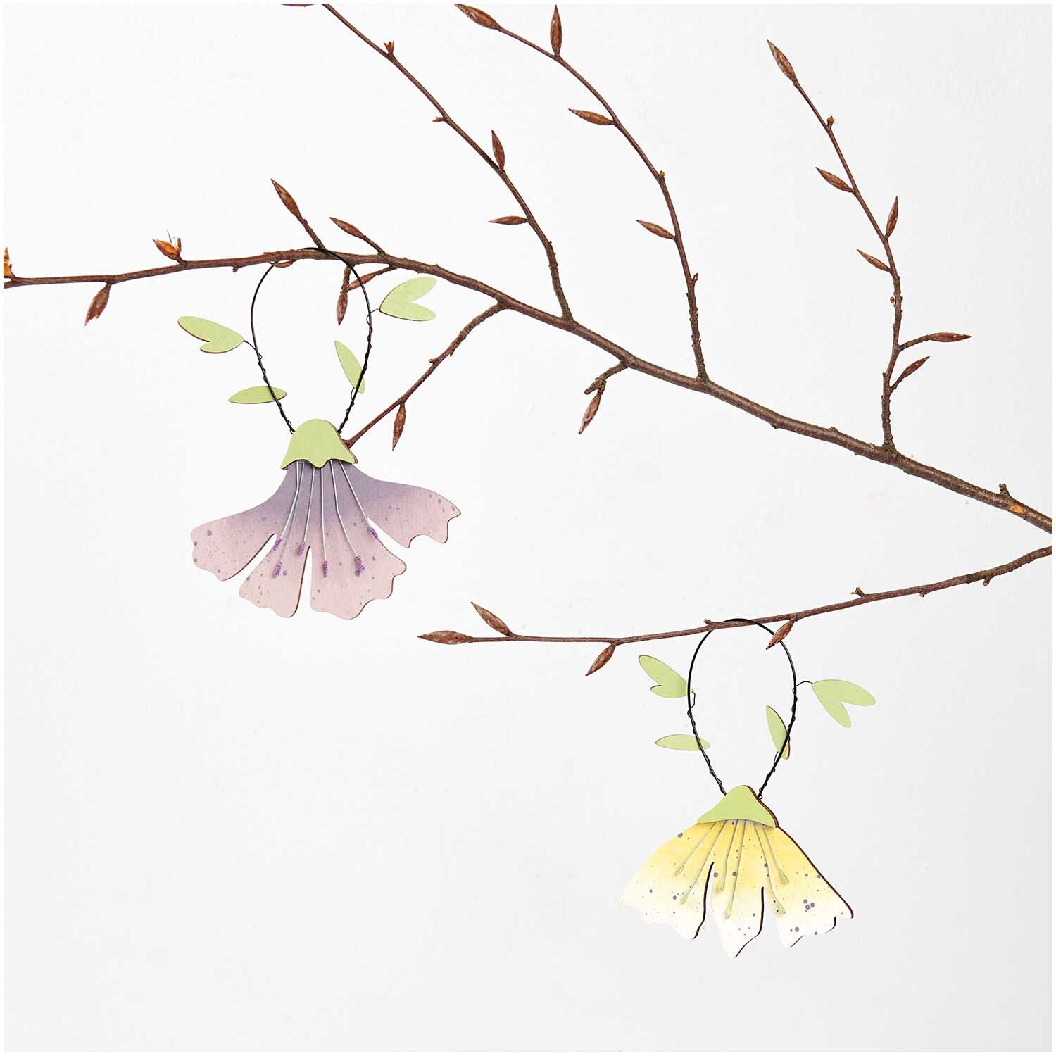 Holzanhänger Blüte: Gelber Anhänger von Rico Design an einem Ast, 16,5x12cm, dekorativ.