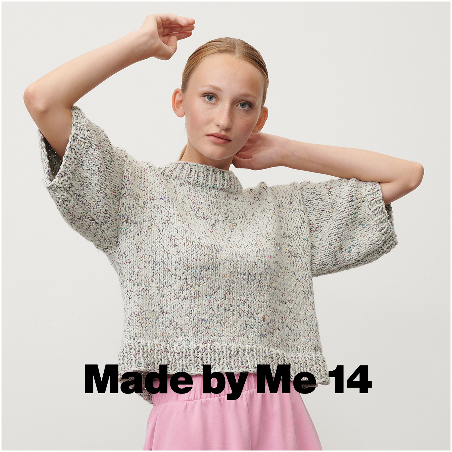 Creative Crazy Paillettes: Frau trägt gestrickten Pullover in Anthrazit, präsentiert von Rico Design.