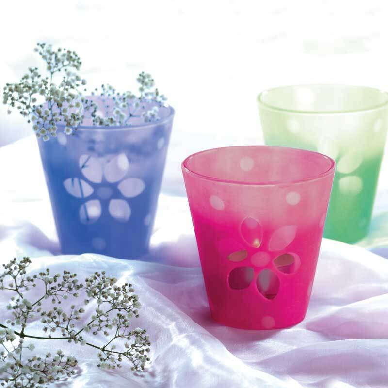 FIMO effect: Bunte, durchscheinende Becher mit Blumenmuster, dekoriert mit zarten weißen Blüten.