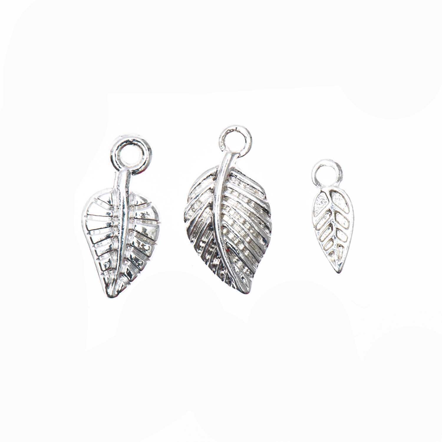 Anhänger Blätter silber 6 Stück von Rico Design, zeigen filigrane Blattmotive in glänzendem Silber.
