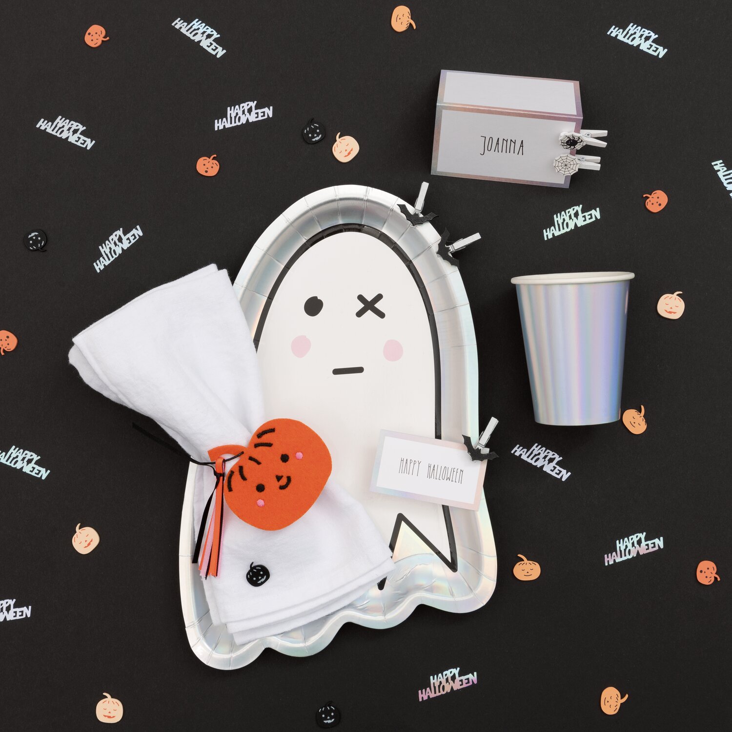 Filzhänger Kürbis orange 7x7,2cm auf Halloween-Tischdeko mit Geistermotiv und Partyzubehör.