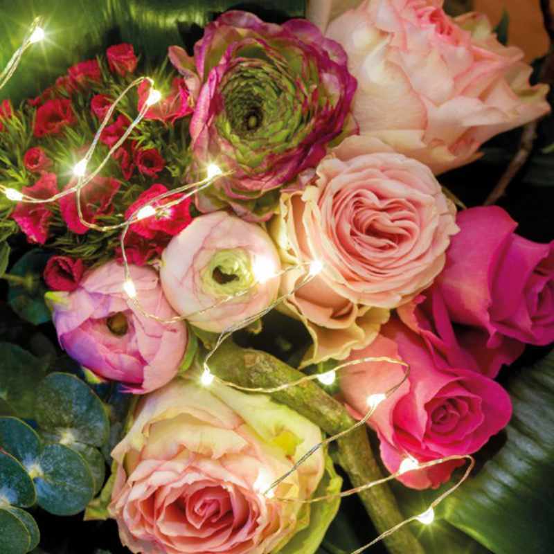 LED Micro Strang batteriebetrieben warmweiß 495cm: Lichterkette umgibt bunte Blumen, ideal für stimmungsvolle Dekorationen. Marke: Kaemingk.