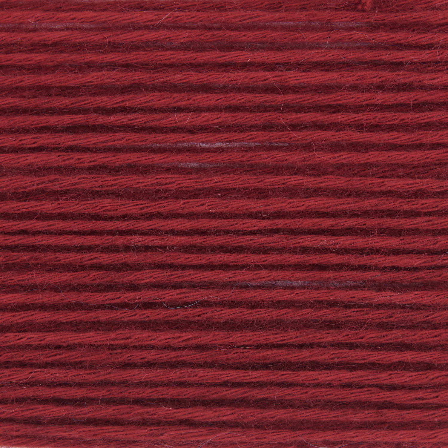 Creative Cotton Fleece dk von Rico Design in Bordeaux, 100g 250m. Nahaufnahme von weicher, bordeauxfarbener Wolle.