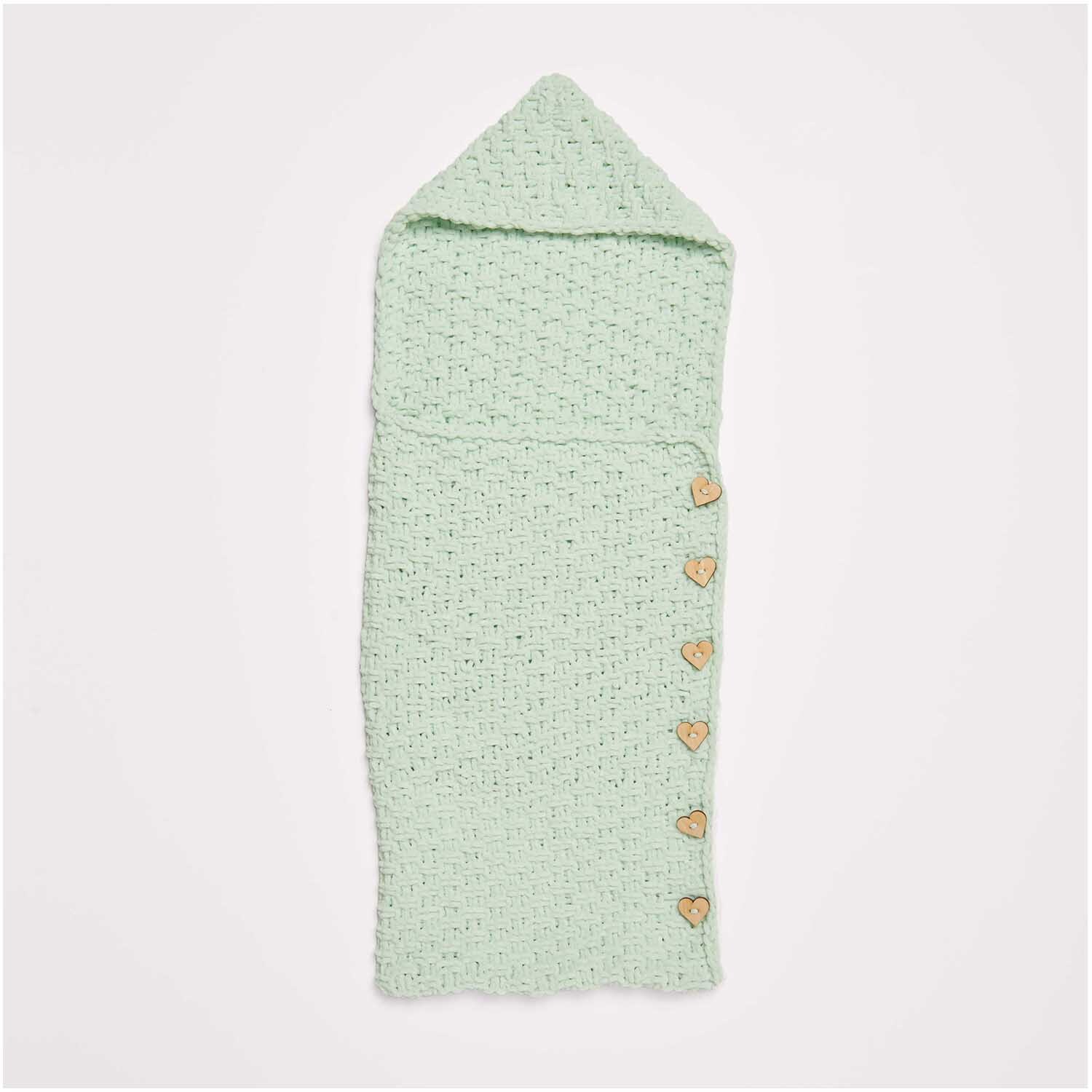 Strickset Schlafsack Modell 03 aus Baby Chenillove in sanftem Grün mit Herzknöpfen, ideal für Neugeborene.