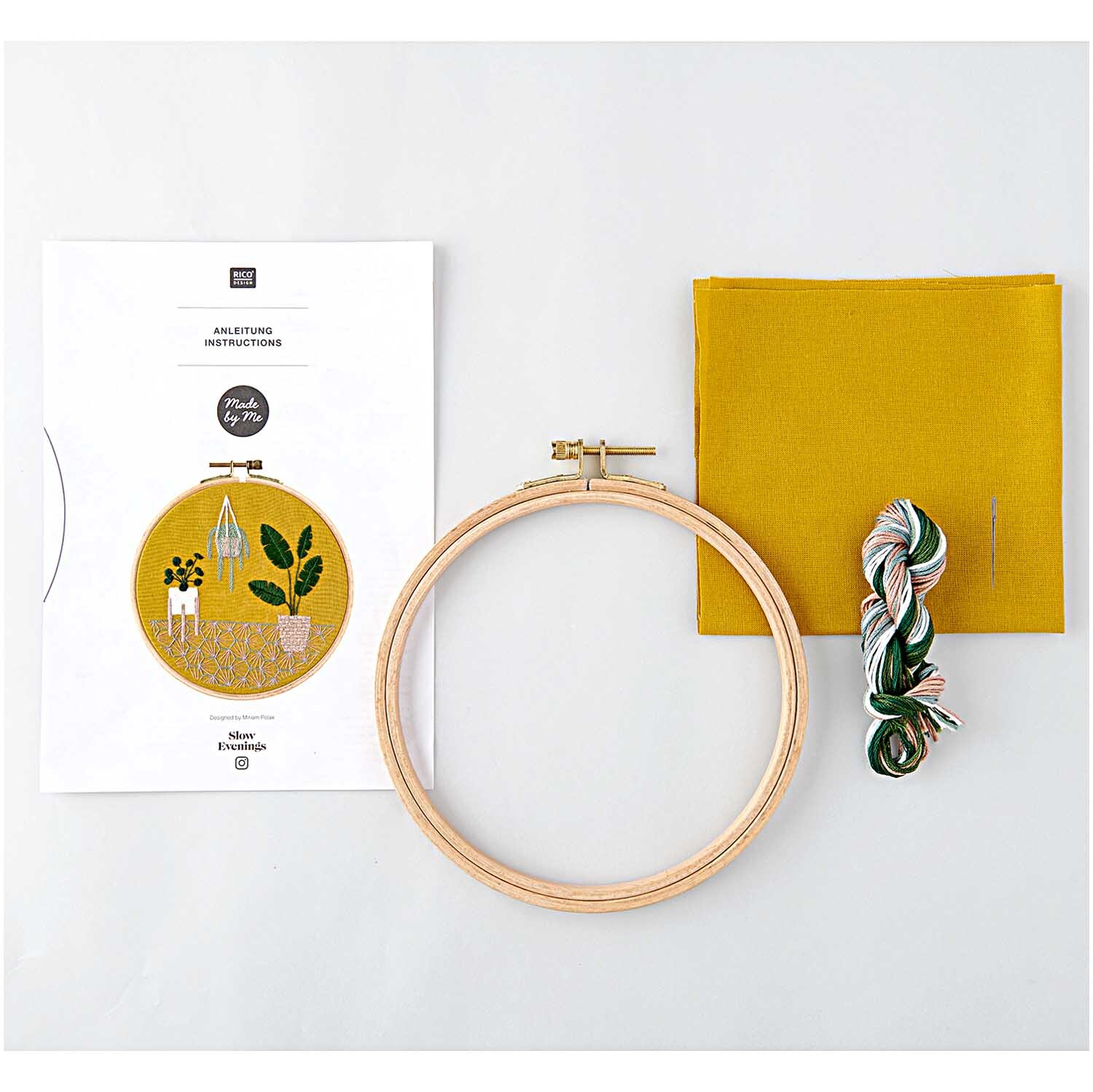 Stickpackung Slow Evenings Urban Jungle mit Stickrahmen, gelbem Stoff und Garn von Rico Design. Ideal für kreative Handarbeiten.