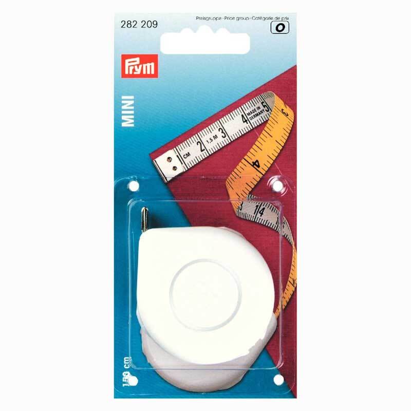 Rollmaßband mini 150cm von Prym in Gelb und Weiß, auf einer blauen Verpackung mit rotem Akzent.